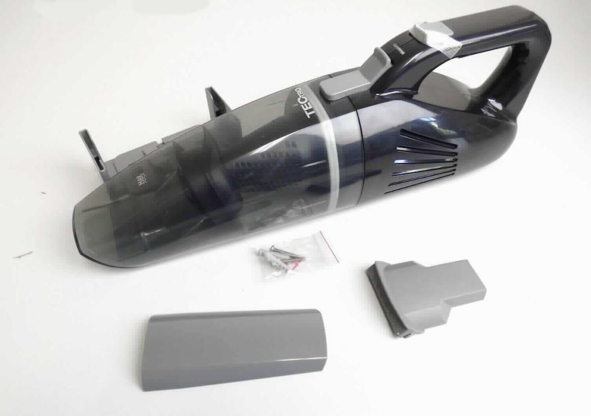 Nass- und Trockenhandsauger "Tectro AH 161 Akku", Art. 13381202
(Abbildung siehe Anlage)
- aus einem elektromotorbetriebenen Gebläse (Leistung: 45 W), abnehmbarem Auffang-
  behälter (Fassungsvermögen: max. 400 ml), Staubfilter und Akkumulator in einem
  Kunststoffgehäuse (Abmessungen: ca. 40 x 10 x 13 cm) mit Handgriff, Saugöffnung,
  Ein-/Ausschalter und Stromanschluss,
- zum Aufsaugen von nassem und trockenem Schmutz sowie kleinen Mengen Flüssig-
  keiten,
- zusammen mit Beipack (verschiedene Aufsätze, Ladegerät, Wandmontagematerial,
  Bedienungsanleitung) in einer gemeinsamen Verkaufsumschließung.
Der Nass- und Trockenhandsauger bestimmt den Charakter des Ganzen.

"Staubsauger mit eingebautem Elektromotor, mit einer Leistung von weniger als 1500 W
 und einem Fassungsvermögen des Staubbehälters von 20 l oder weniger - Nass- und
 Trockenhandsauger, in Warenzusammenstellung in Aufmachung für den Einzelverkauf
 mit nicht charakterbestimmendem Beipack"