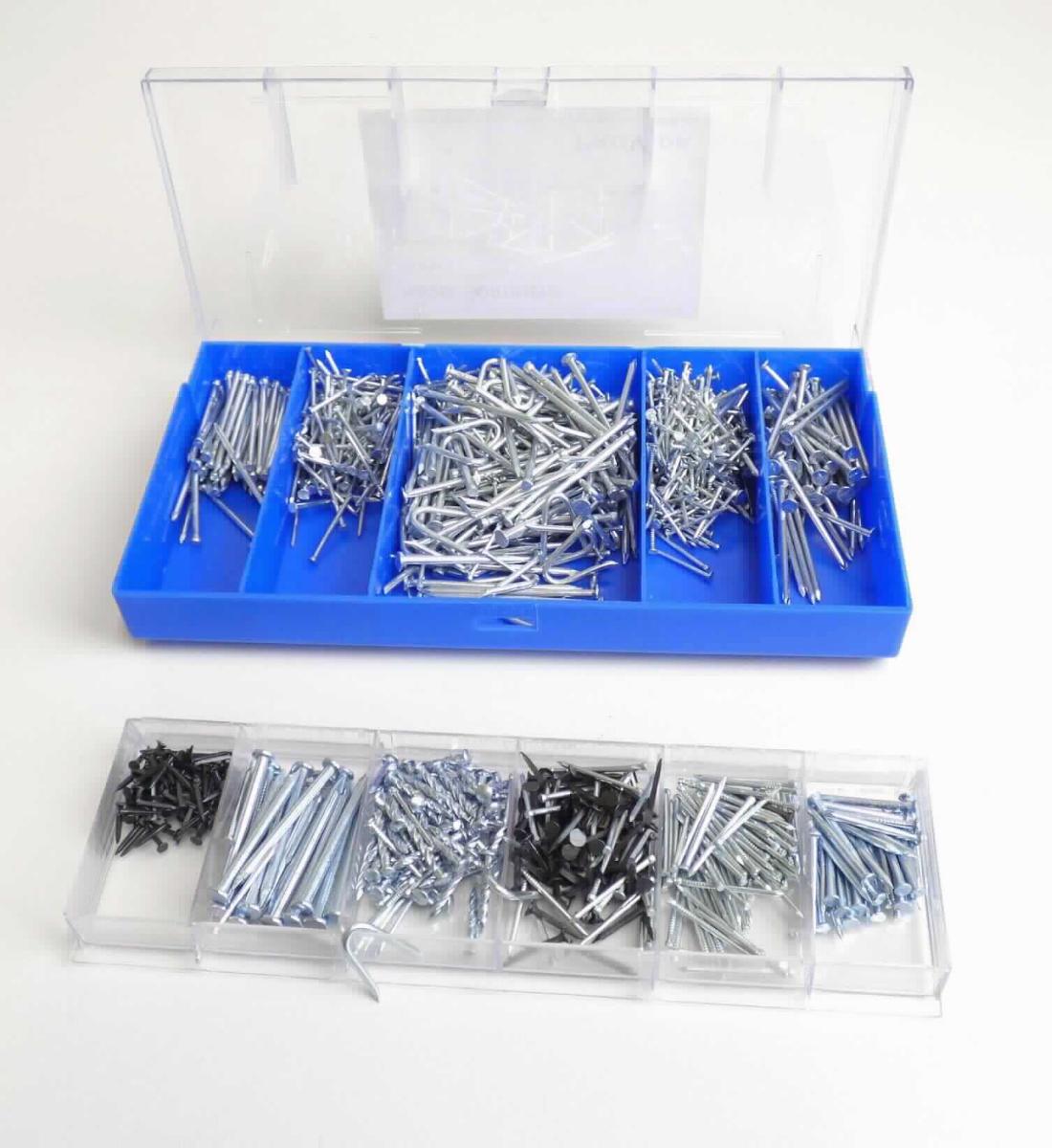 Es handelt sich um ein Nagelsortiment (1110-teilig) aus Stahldraht, bestehend aus 
- 40 U-förmig gebogenen und an beiden Enden zugespitzten Krampen mit einem runden Querschnitt von 2 mm,
- 165 Nägeln in zwei verschiedenen Größen mit einem viereckigen Querschnitt von maximal 1,9 mm, 
- 60 Nägeln mit einem runden Querschnitt von 2,2 mm und mit über den gesamten Schaft diagonal verlaufenden
  Rillen,
- 45 Nägeln in zwei verschiedenen Größen mit einem runden Querschnitt von maximal 2,7 mm und mit Querrillen im
  oberen Bereich des Schafts und Längsrillen über die restliche Schaftlänge,
- 800 Nägeln in vier verschiedenen Größen mit einem runden Querschnitt von maximal 2,3 mm und mit Querrillen 
  im oberen Bereich des Schafts.
Die Erzeugnisse sind in einer elffach unterteilten Kunststoffbox verpackt.
-Antragstellerangaben-

Abbildung siehe Anlage.

Derartige Erzeugnisse gehören als "andere Nägel und Krampen aus Stahldraht" zur Codenummer 7317 00 60 00 0.