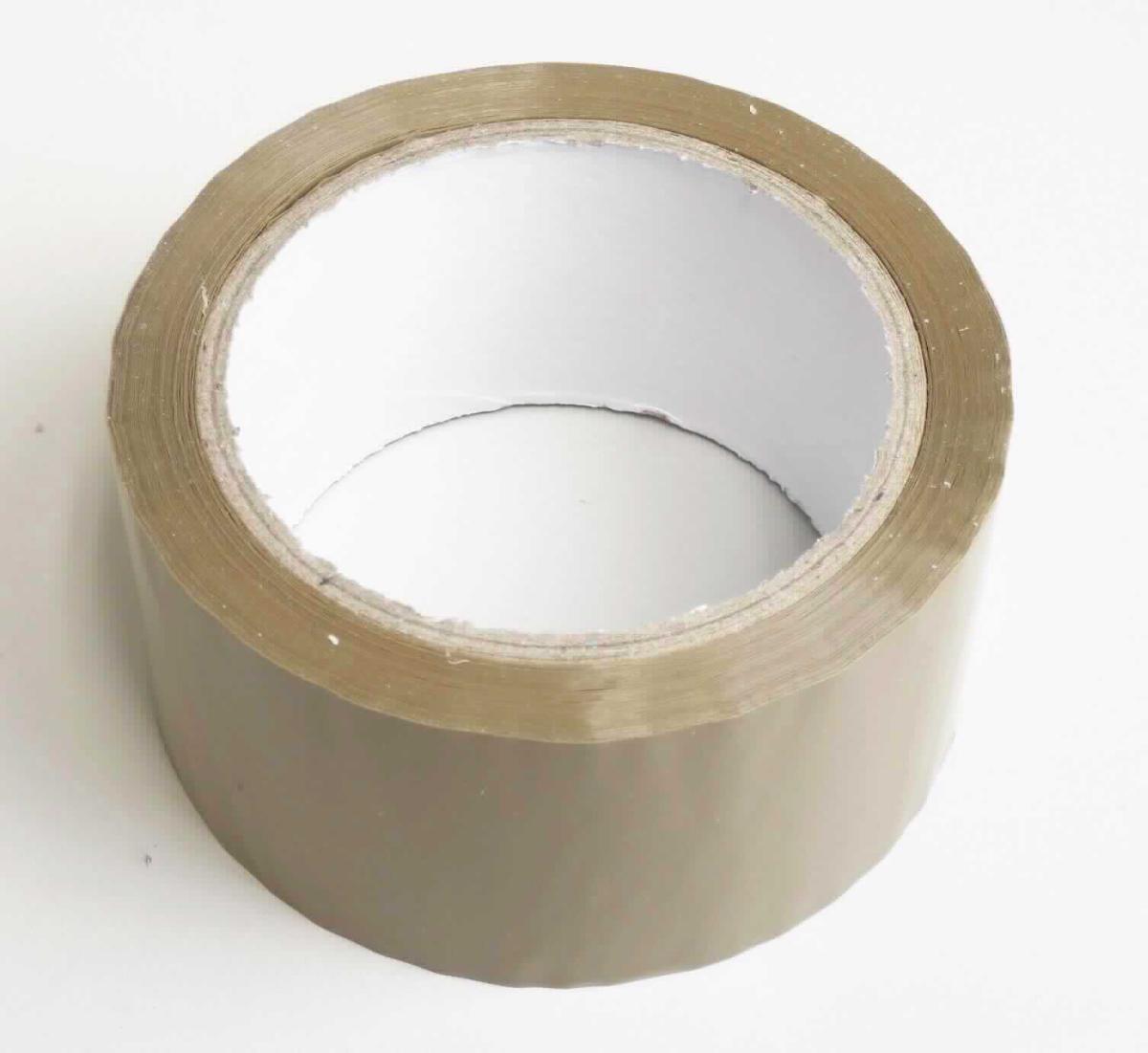 Angaben des Antragstellers:
Klebeband 66 m x 50 mm (Breite: 5 cm), braun
selbstklebendes Band aus Kunststoff (Polypropylen), braun, auf einer Papprolle zum manuellen Abrollen oder Abreißen 

Untersuchungen an einem Warenmuster:
Es wurde ein braunes, selbstklebendes Band vorgelegt, welches auf einer Pappspule aufgewickelt ist. Bei dem Klebstoff handelt es sich um einen Acrylat-Klebstoff.

Befund:
Es liegt ein selbstklebendes Kunststoffband im Sinne der Unterposition (KN) 3919 1080 vor.