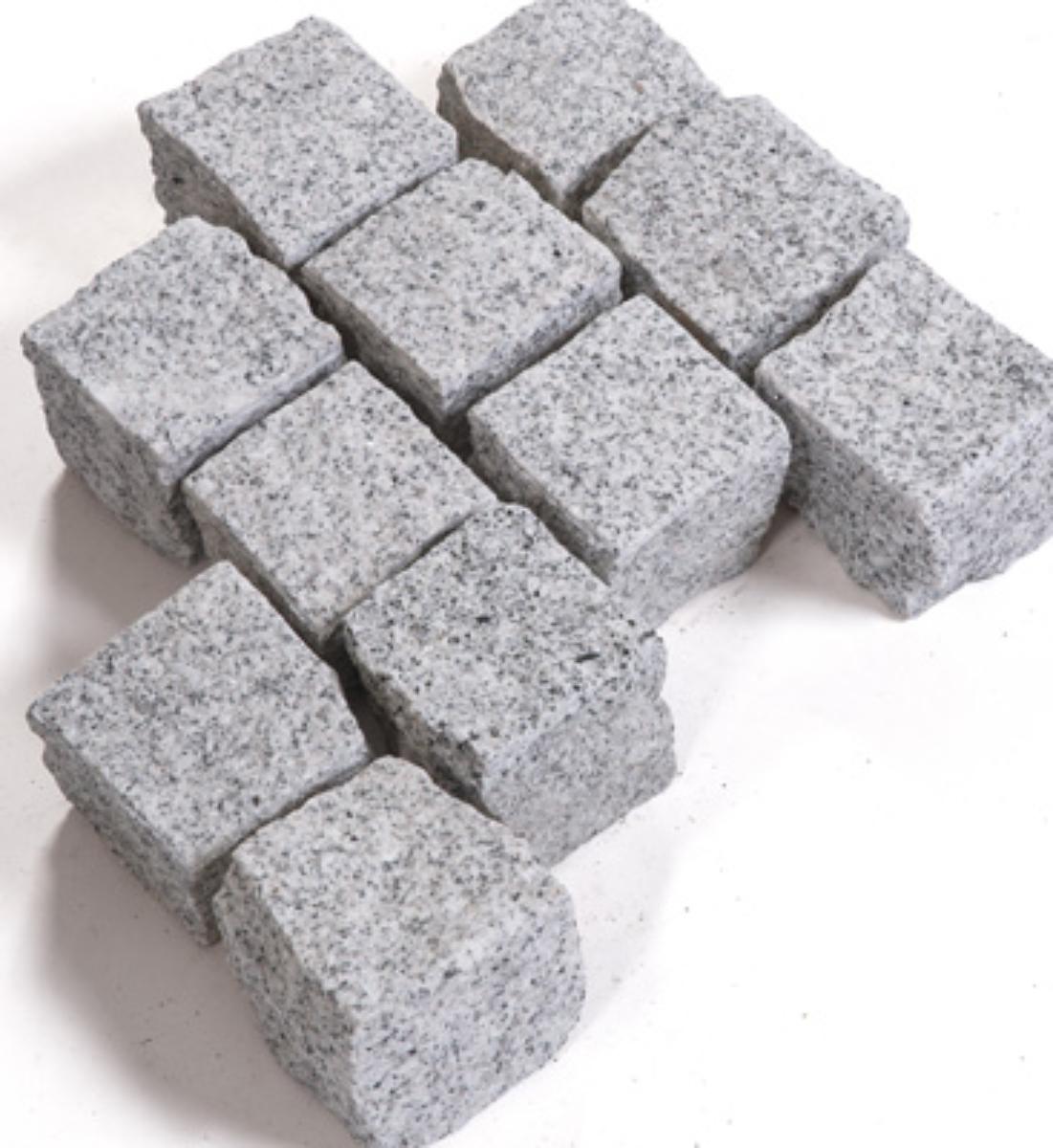 Angaben:
Pflastersteine BRAVO RUSTIQUE; Bearbeitung: allseits gespalten; Material: Granit; Farbe: edelgrau.

Befund:
Pflastersteine, aus Naturstein.