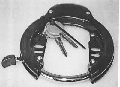 Es handelt sich um i. W. aus unedlen Metallen gefertigte Erzeugnisse, bestehend aus einem annähernd ringförmigen Gehäuse, das eine Öffnung von ungefährer Größe eines Viertelkreissegments aufweist, und aus einem gebogenen, mit einem Griffstück versehenen Verschlussbügel, der beweglich in das Gehäuse eingesetzt ist und die Öffnung verschließt oder freigibt. In einer Auswölbung des Gehäuses gegenüber der Öffnung befindet sich ein Schloß zum Schließen mit Schlüssel. Die Waren weisen einzelne Bauteile aus Kunststoff auf.
Sie werden am Rahmen von Fahrrädern zur Sicherung gegen Diebstahl angebracht und sind gemeinsam mit zwei Schlüsseln mit Karte verpackt.
Abmessungen: 130 x 150 x 27 mm.
- Antragstellerangaben -

Abbildung siehe Anlage.

Derartige Erzeugnisse gehören als "Verschlussbügel, mit Schloss, aus unedlen Metallen" zum TARIC-Code 8301 5000 00.