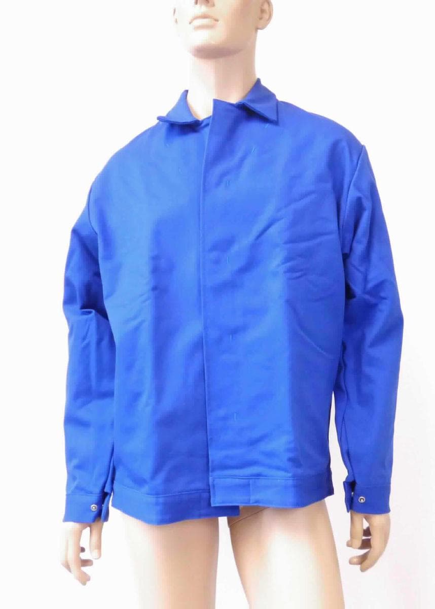 Jacke, sog. Blouson - Ideal Protect Image, Größe 48, Foto siehe Anlage,
- in einem Polybeutel verpackt,
- aus ca. 1,3 mm dicken, einfarbigen, strapazierfähigen Geweben aus laut Antrag 88 % Baumwolle
  und 12 % Nylon (synthetische Chemiefasern), 
- über den Schritt reichend (Rückenlänge: ca. 75 cm),
- ungefüttert,
- mit einem Umlegekragen,
- vorn mit einer durchgehenden Öffnung mit Druckknopfverschluss von links über rechts (Männerkleidung),
- mit langen Ärmeln, an den Ärmelenden mittels Druckknopfverschluss zu verengen,
- am unteren Rand durch Umschlagen und Festnähen in der Art eines ca. 5 cm breiten, nicht verengenden
  Bundes gesäumt (damit kein Blouson),
- lässt erkennen, dass sie dazu bestimmt ist, ausschließlich oder hauptsächlich zum (körperlichen oder 
  hygienischen) Schutz anderer Kleidungsstücke und/oder Personen bei Ausübung einer Gewerbe-, Berufs- 
  oder Haushaltstätigkeit getragen zu werden.

"Jacke, aus Geweben, für Männer, aus Baumwolle, Arbeits- und Berufskleidung"