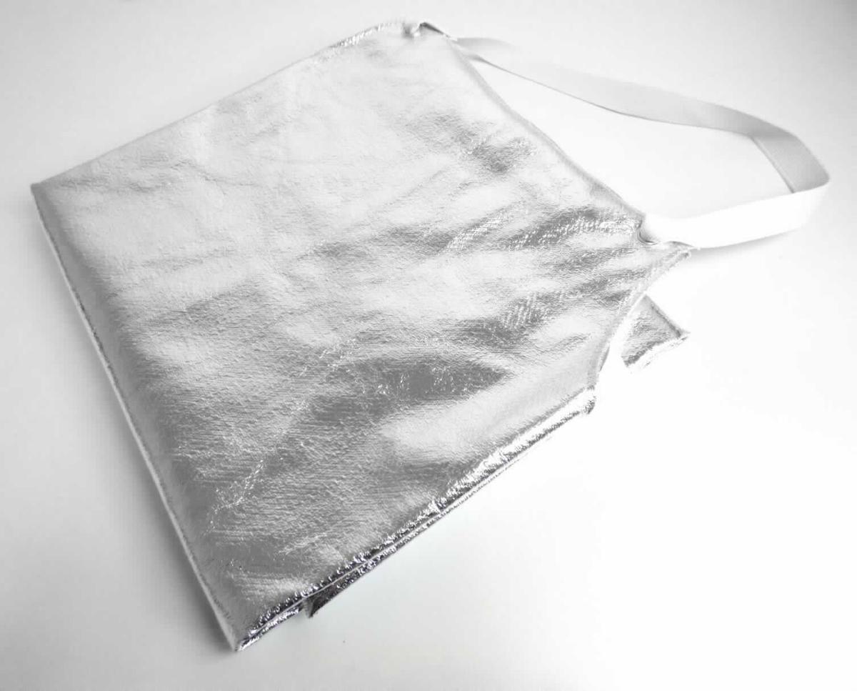 Schürze, sog. Latzschürze, in Erwachsenengröße, Foto siehe Anlage,
- in einem Polybeutel verpackt,
- als Latzschürze gearbeitet; in den Abmessungen (L x B) von laut Antrag 130 cm x 97 cm,
- aus ca. 1,1 mm dicken, einfarbigen Geweben der Position 5907 aus laut Antrag 100 % Aramid (synthetische 
  Chemiefasern), die auf der Außenseite mit bloßem Auge wahrnehmbar mit Aluminiumpigmenten bestrichen 
  sind,
- den vorderen Teil des Körpers bedeckend,
- mit einem Nackenträger und Bindebändern in der Taille,
- ohne Hinweise auf den Trägerkreis (unisex), 
- an allen Rändern gesäumt.
 
"Kleidung aus Erzeugnissen der Position 5907, aus Geweben, andere als in den Unterpositionen 6210 20
 bis 6210 30 genannte, für Frauen"