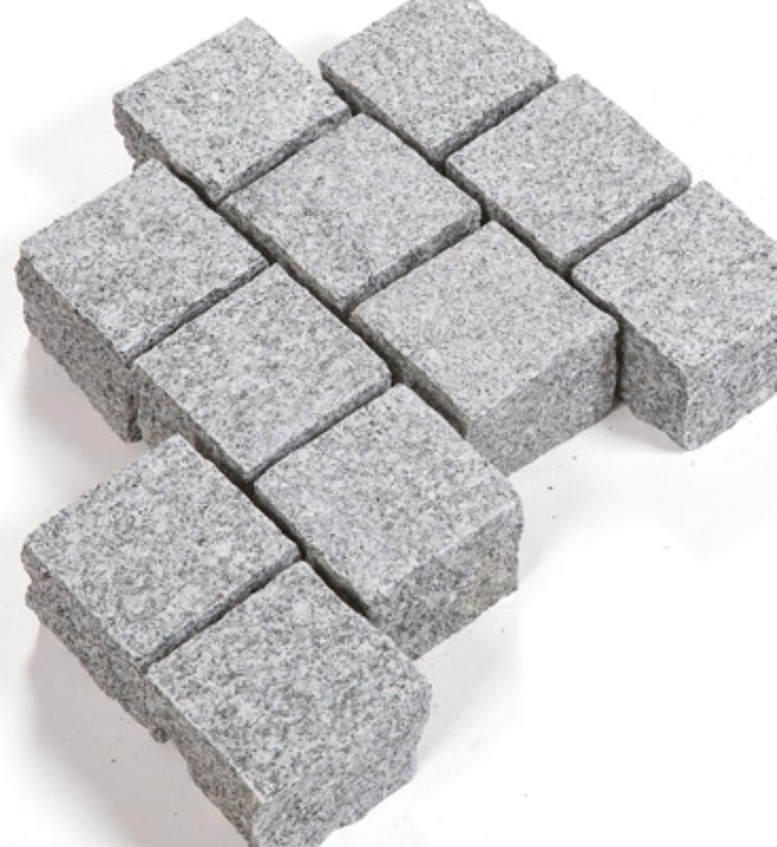 Angaben:
Pflastersteine BRAVO AMBIENTE geflammt; Bearbeitung: Oberfläche geflammt, Unterseite gesägt, Seiten gespalten; Material: Granit; Farbe: edelgrau.

Befund:
Bearbeitete Werksteine und Waren daraus, Granit.