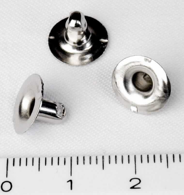 Es handelt sich um Nietunterteile aus unedlem Metall mit einem am unteren Ende geschlossenen und zum Kopf hin offenen Hohlschaft von ca. 7,3 mm Länge sowie mit einem Flachkopf mit einem Durchmesser von ca. 10 mm.
Die Nietunterteile werden zusammen mit passenden Nietkappen (nicht Gegenstand dieser vZTA) zur Befestigung von Adresstaschen an Versandbehältern verwendet.
- Antragstellerangaben - 

Abbildung siehe Anlage.

Derartige Erzeugnisse gehören als "Teile aus unedlen Metallen von Hohlnieten aus unedlen Metallen" zum TARIC-Code 8308 2000 90.