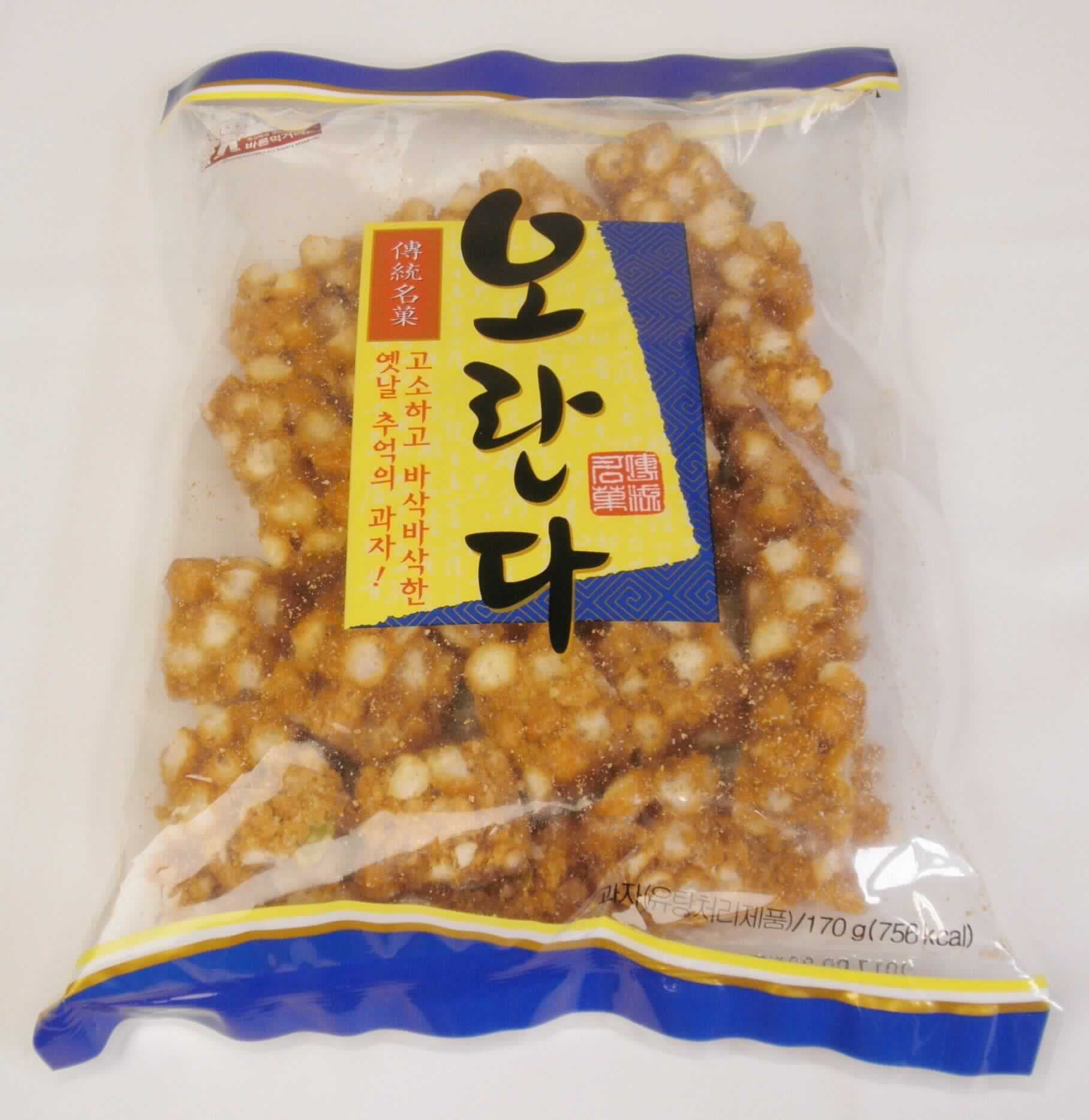 Gesüßter Knabbersnack

Beschreibung des vorgelegten Warenmusters (in Original-Umschließung):
Mit koreanischen Schriftzeichen bedruckter, überwiegend transparenter Kunststoffbeutel; Angaben zum Erzeug-
nis (Oranda Snack, 170 g) und zu den Zutaten (siehe Feld 8) sind der Produktspezifikation zu entnehmen.
Inhalt: In quaderförmige Stücke geschnittenes, süß schmeckendes Knabbergebäck  (4 cm x 2,5 cm x 3 cm) aus 
mit Zuckerglasur aneinander geklebten, stark aufgeblähten, frittierten Hefeteig-Bällchen (Durchmesser ca. 1 cm); 
dabei ist ca. die Hälfte des Knabbergebäcks mit Erdnussstückchen oder Stückchen von Kürbiskernen durchsetzt.

Stärke/Glucose*: 50 bis weniger als 75 GHT
Saccharose/Invertzucker/Isoglucose**: 5 bis weniger als 30 GHT
Milchfett und Milchprotein: nicht enthalten (nach der Zutatenliste)

*  : festgestellt gemäß VO (EG) 900/2008, VO (EU) 118/2010
** : festgestellt gemäß VO (EG) 900/2008 

Andere gesüßte Backware, gesüßter, nicht keksähnlicher Knabbersnack