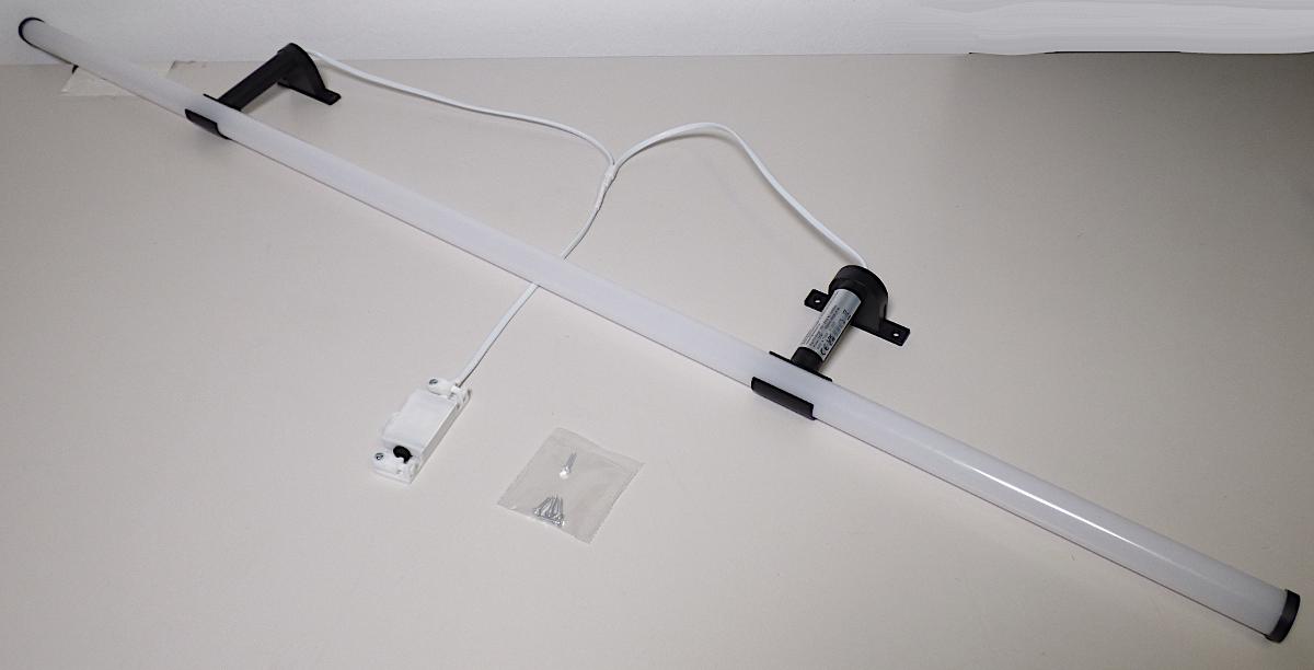 Bei der sog. LED Spiegelleuchte 120 cm Bad handelt es sich um einen ca. 1193 mm x 52 mm x 117 mm (L x H x T) großen elektrischen Beleuchtungskörper, im Wesentlichen bestehend aus einem ca. 1200 mm x 23 mm (L x d) großen, röhrenförmigen Gehäuse aus weißem lichttransparentem Kunststoff mit integrierter LED-Lichtquelle (4000 K), Endkappen aus schwarzem Kunststoff, zwei Befestigungsvorrichtung aus schwarzem Kunststoff und elektrischer Ausstattung (u. a. Kabel mit Anschlussbox).
Die Leuchte wird direkt an den elektrischen Strom angeschlossen.
Sie dient der Innenbeleuchtung in Feuchträumen (IP 44) und ist dazu vorgesehen, an einen Spiegelschrank oder ein Regal befestigt zu werden.

Die Ware ist mit Montagematerial (fünf Schrauben) in einem Karton verpackt.

Das Erzeugnis ist als „elektrischer Beleuchtungskörper, anderweit weder genannt noch inbegriffen, nicht von den Unterpositionen (HS) 9405 11 bis 9405 41 erfasst, ausschließlich zur Verwendung mit LED-Lichtquellen bestimmt, kein Scheinwerfer, aus Kunststoffen“ einzureihen.