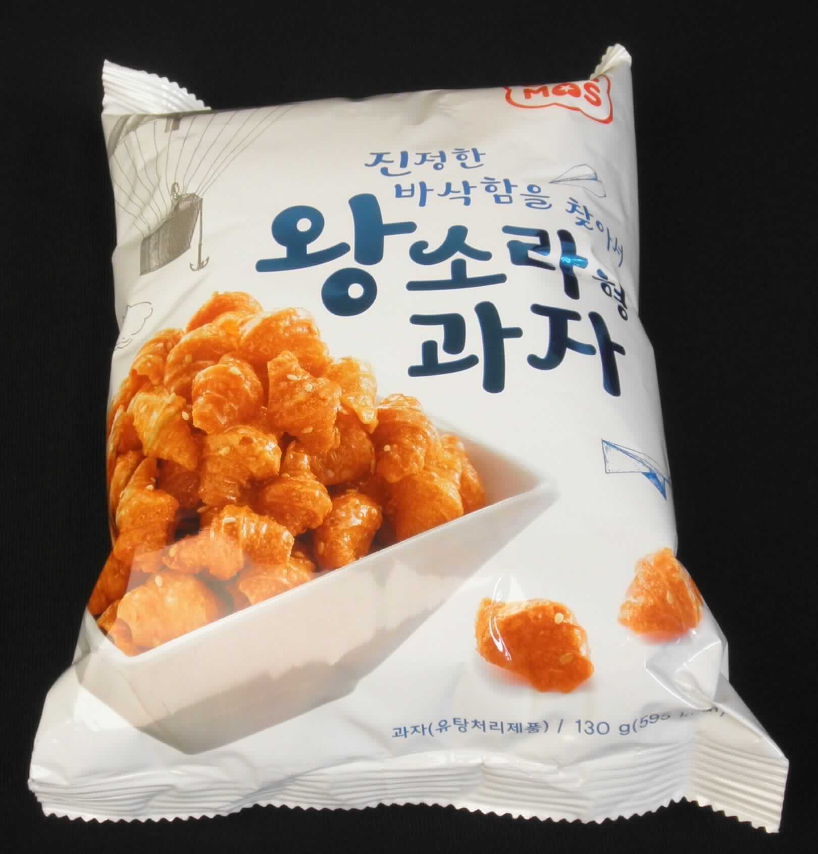 Gesüßter Knabbersnack

Antragsangaben:
Korean Snack

Beschreibung des vorgelegten Warenmusters (in Original-Umschließung):
Mit koreanischen Schriftzeichen bedruckter, aluminiumkaschierter Kunststoffbeutel mit Abbildung eines Knab-
bergebäcks; weitere Angaben zum Erzeugnis (Korean Snack, 130 g) und zu den Zutaten (siehe Feld 8) sind 
der Produktspezifikation zu entnehmen.
Inhalt: Muschelförmig gewölbtes, knusprig frittiertes und leicht aufgeblähtes, dünnes Knabbergebäck (Länge 
ca. 3 cm, Breite bis zu 2 cm, Höhe ca. 1,5 cm), mit glänzender Oberfläche und mit vereinzelten Sesamkör-
nern bestreut; Geschmack nach süßem, aufgeblähtem Knabbergebäck.

Stärke/Glucose*: 25 bis weniger als 50 GHT
Saccharose/Invertzucker/Isoglucose**: 5 bis weniger als 30 GHT
Milchfett und Milchprotein: nicht enthalten (nach der Zutatenliste)

*  : festgestellt gemäß VO (EG) 900/2008, VO (EU) 118/2010
** : festgestellt gemäß VO (EG) 900/2008 

Andere gesüßte Backware, gesüßter, nicht keksähnlicher Knabbersnack; kein Erzeugnis der Unterposition 
1905 9055 der KN, da das Gebäck weder gesalzen noch pikant ist.