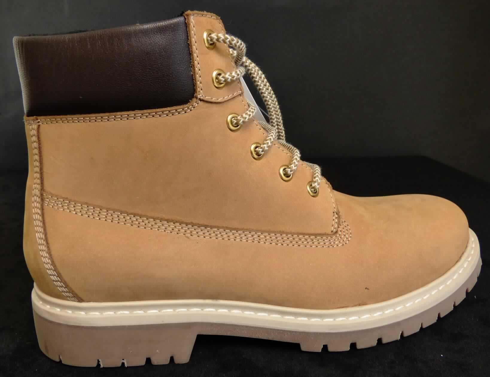 Stiefel (lt. Antrag: "Damen- und Herren Lederschnürstiefel Art. 384326", Größe 42, Foto siehe Anlage)
- mit Laufsohlen aus Kautschuk, ohne Hauptsohle aus Holz,
- mit Oberteil aus Leder,
- mit Schnürsenkelverschluss,
- ohne Metallschutz in der Vorderkappe,
- den Knöchel, jedoch nicht die Wade bedeckend (somit keine Ware der Unterposition 6403 9991),
- mit einer Länge der Innensohle von ca. 27,8 cm,
- nicht als Männer- oder Frauenschuhe erkennbar.

"Schuhe mit Laufsohlen aus Kautschuk und Oberteil aus Leder, andere als in den Unterpositionen 6403 1200 bis 
 6403 9105 genannte, den Knöchel, jedoch nicht die Wade bedeckend, mit einer Länge der Innensohle von
 mehr als 24 cm, nicht als Männer- oder Frauenschuhe erkennbar"
