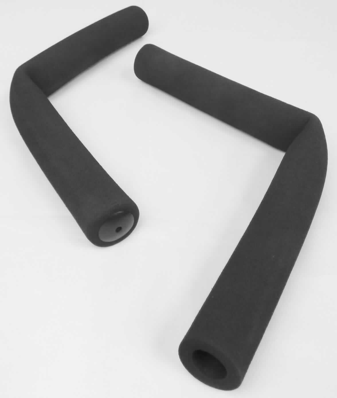 Angaben des Antragstellers: 
Lenkerüberzug, 380 mm, aus Schaumstoff (Kunststoff), mit Lenkerstopfen

Feststellungen an einem Warenmuster:
Es wurden zwei schwarze, biegsame Rohre aus einem geschäumten, elastischen Material (Kunststoff) vorgelegt (Länge: ca. 37,5 cm; Durchmesser: ca. 3,4 cm). Die Rohre sind jeweils an einem Ende mit einem schwarzen Verschlussstück aus Kunststoff versehen.

Befund:
Es handelt sich um nicht verstärkte, biegsame Rohre aus Kunststoff mit Verschlussstücken im Sinne der Unterposition (KN) 3917 3300. Anhand der objektiven Beschaffenheitsmerkmale ist eine hauptsächliche Verwendung an einem bestimmten Beförderungsmittel nicht erkennbar. Eine Einreihung in die Position 8714 scheidet daher aus.
