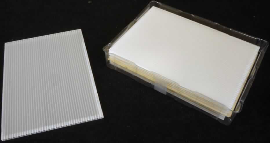 Keramische Ware zu technischen Zwecken, sog. keramische Platte aus Siliziumnitrid, Foto siehe Anlage,
- gelbe, keramische Platte in rechteckiger Form,
- nach vorheriger Formgebung keramisch gebrannt,
- aus anderen keramischen Stoffen als Porzellan (lt. Antrag aus Siliziumnitrid),
- nach dem Ergebnis der wissenschaftlichen Untersuchung mit einer Mohsschen Härte von 9 oder mehr,
- lt. Antrag zur Herstellung von Kühlern und Halbleitern,
- die Ware weist keine Merkmale von elektrischen Isolatoren auf; eine Einreihung in die Position 8546
  kommt daher nicht in Betracht.

"Keramische Ware zu technischen Zwecken, andere als aus Porzellan, mit einer Mohsschen Härte
 von 9 oder mehr"