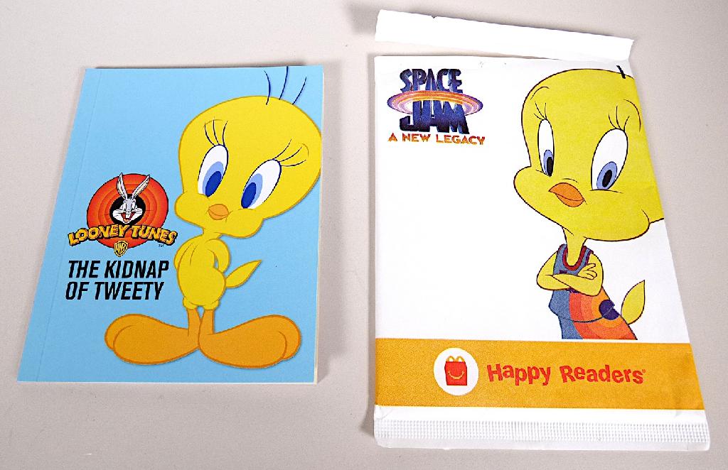 Es handelt sich um ein mit Text und Abbildungen farbig bedrucktes, broschiertes Druckerzeugnis für Kinder mit der Aufschrift "The Kidnap Of Tweety" (aus der Aktion "Mc Donald's - Space Jam Paper Plush - 2021"; Motiv: The Kidnap of Tweety (Book 2)), Format: etwa 11,4 x 14,3 cm, Umfang 36 Seiten, Klebebindung. Die in englischer Sprache verfasste Broschüre enthält im Wesentlichen eine illustrierte Geschichte. Daneben sind auf vier Doppelseiten verschiedene Rätsel (z. B. Unterschiede finden, Wortsuche) und auf einer Doppelseite die Lösungen abgedruckt. Das Druckerzeugnis ist in einer farbig bedruckten Papiertüte verpackt.

Abbildung siehe Anlage.

Derartige Waren gehören als "durch Text charakterisierte, zum Lesen bestimmte Broschüren und ähnliche Drucke, auch illustriert" zur Codenummer 4901 99 00 00 9 des Zolltarifs.