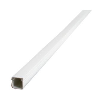 Nach den Antragsangaben, der Produktinformation sowie der Produktabbildung handelt es sich bei dem sogenannten „Kunststoffkanal, Art.Nr. 0579730555“ um einen Kabelkanal aus Polyvinylchlorid (PVC), einem Kunststoff im Sinne der Anmerkung 1 zu Kapitel 39.
Das weiße Erzeugnis (ca. L 200 x H 1,5 x B 1,5 cm) besteht aus einer Bodenplatte mit Montagebohrung sowie einer abnehmbaren Abdeckung. Derartige Waren sind zur bleibenden Befestigung an Wänden vorgesehen und dienen der geordneten und sicheren Verlegung von elektrischen Leitungen.

Zolltarifrechtlich handelt es sich um einen "Baubedarfsartikel aus Kunststoffen, anderweit weder genannt noch inbegriffen, anderer als in den Codenummern 3925 1000 00 0 bis 3925 9010 00 0 genannt, Kabelkanäle für elektrische Leitungen".