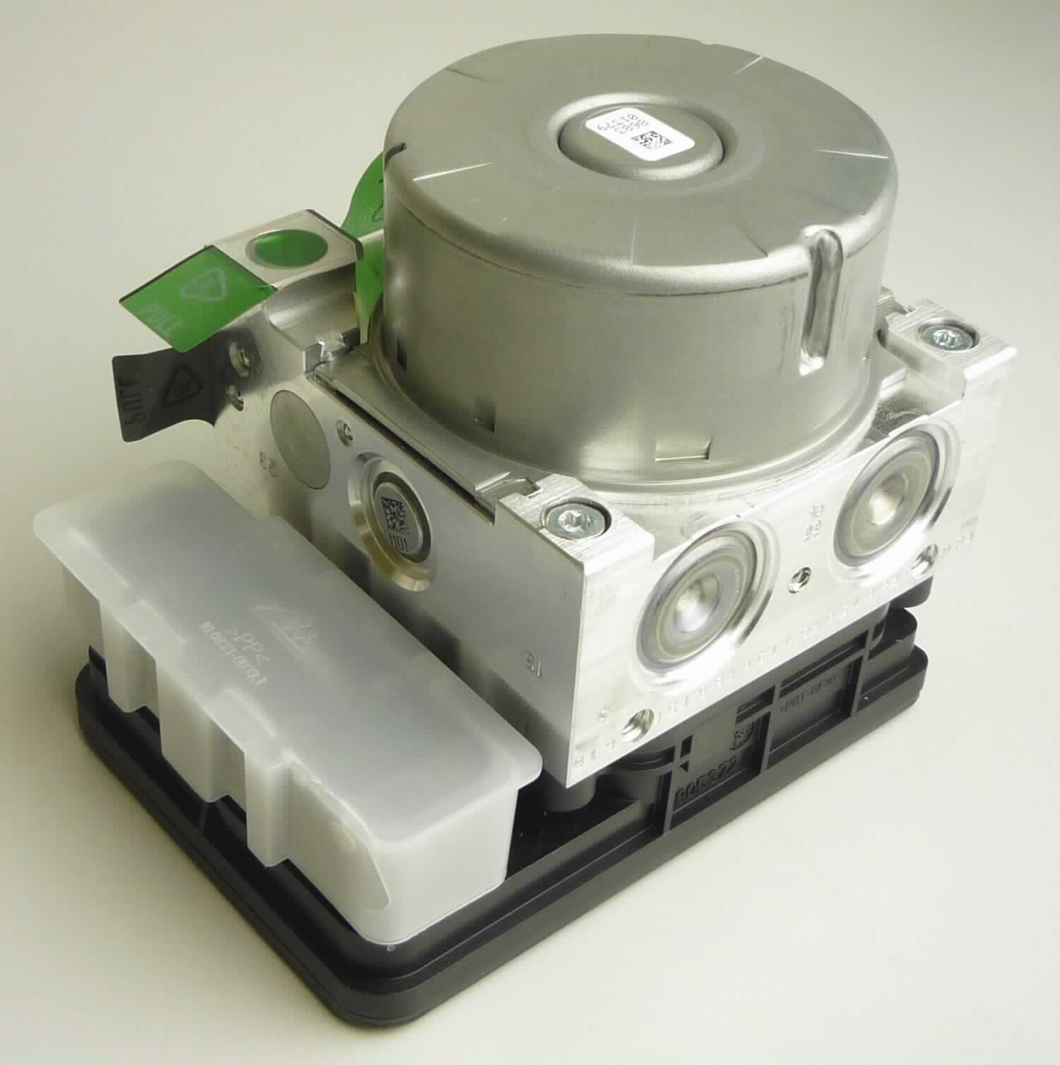 Sog. unvollständiger hydraulischer Regler für Bremssysteme, in Form einer kombinierten Maschine, im Wesentlichen bestehend aus einem elektronischen Regel- und Steuergerät, einem Hydraulikblock, Magnetventilen, einem Gleichstrommotor und einer Pumpe (zur äußeren Form siehe Abbildung in der Anlage). Die Ware hat die maximalen Abmessungen (B x T x H) von. ca. 12,5 x 9 x 11 cm.
Das System empfängt fortlaufend elektrische Signale über die Drehzahl der Räder des Fahrzeugs (Istwert) von externen Sensoren (nicht Gegenstand dieser vZTA-Entscheidung, daher unvollständig). Auf der Grundlage dieser Signale regelt das System (kennzeichnende Haupttätigkeit) mit Hilfe des Hydraulikblocks und der Pumpe die Bremsdruckkraft an jedem Rad des Fahrzeuges, um so ein Blockieren der Räder beim Bremsen zu verhindern (Sollwert > Drehzahl 0).

Die Ware wird als "hydraulischer Regler, anderer als Thermostat und Druckregler" eingereiht.