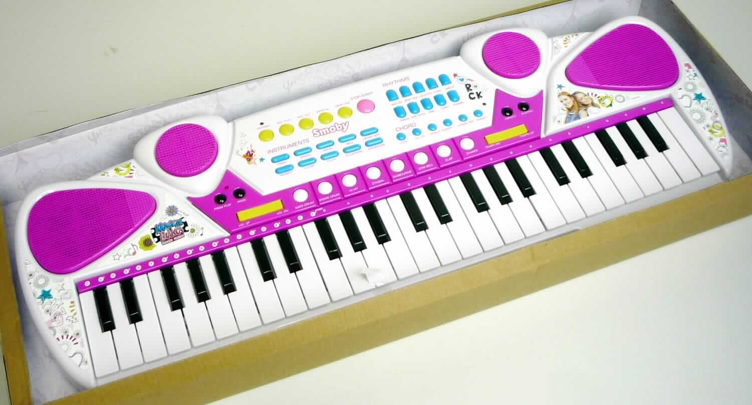 Es handelt sich um ein Musikinstrument mit Klaviatur, bei dem der Ton elektrisch erzeugt wird, sog. elektronisches Keyboard, batteriebetrieben (4 x 1,5V LR6), im Wesentlichen bestehend aus einem Kunststoffgehäuse mit den Abmessungen von ca. 64,5 x 23,5 x 6,5 cm (Breite x Tiefe x Höhe), mit 49 weißen und schwarzen Tasten, mehreren Bedienknöpfen und Tasten (z.B. Ein-/Ausschalter, Laut-/Leisestellung, Tempo, 8 Schlagzeugeffekte, 10 Instrumente, 10 Rhythmen, 8 Demos), 4 Lautsprechern und einer Anschlussmöglichkeit für Audio-Player. Mit dem Gerät können keine eigenen Klangfarben erzeugt oder programmiert werden.

Die in einem bunt bedruckten Umkarton mit offenem Sichtfeld verpackte Ware ist als "Musikinstrument, bei dem der Ton elektrisch erzeugt wird, mit Klaviatur, nicht erfasst von den Unterpositionen 9207 1010 bis 9207 1050, sog. Keyboard" einzureihen.