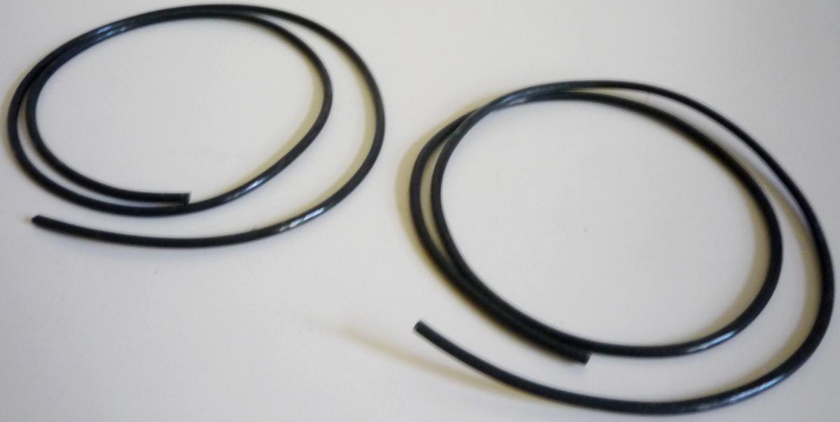 Garn aus Spinnstoffen mit Kunststoff umhüllt, sog. Elastic Band for Tind Gaiter, Art. BP015,
Foto siehe Anlage,
- als Meterware,
- bestehend aus Fäden aus Kautschuk (Kautschukfäden der Position 4007), die mit Garnen aus
  synthetischen Chemiefasern umflochten sind (Meterware der Unterposition 5604 10; stellt sich damit
  als Garn aus Spinnstoff dar),
- auf der Außenseite wahrnehmbar mit Kunststoff umhüllt, u. a. somit insgesamt keine Ware der
  Unterposition 5604 1000.

"Garn aus Spinnstoffen, mit Kunststoff umhüllt, anderes als in der Unterposition 5604 9010 genannte,
 aus synthetischen Chemiefasern"