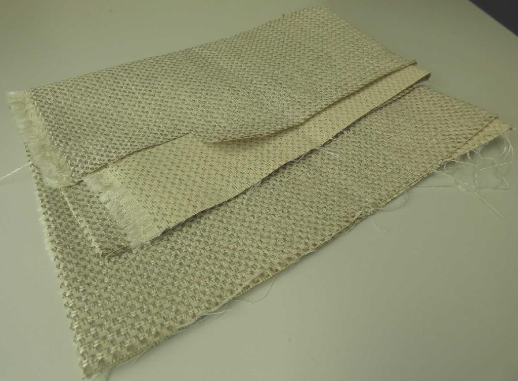 Gewebe, sog. Möbelbezugsstoff, Foto siehe Anlage,
- als Meterware; mit einer Breite von mehr als 30 cm,
- laut Untersuchungsergebnis:
-- aus nicht hochfesten, gezwirnten und ungezwirnten Garnen:
--- aus verschiedenen Kettgarnen (u. a. Effektzwirn) aus synthetischen Filamenten (laut Antrag aus Polyester),
--- aus verschiedenen Schussgarnen (u. a. Chenillegarne) aus synthetischen Spinnfasern (Polyester) und aus 
     melierten Schussgarnen (Effektzwirn) aus synthetischen Filamenten,
-- mit einem Gesamtanteil an:
--- synthetischen Filamenten von ca. 63,1 GHT,
--- synthetischen Spinnfasern von ca. 36,9 GHT,
-- buntgewebt,
-- auf der Rückseite dünn mit Kunststoff bestrichen (mit dem bloßen Auge nicht wahrnehmbar),
-- aufgrund der großen Garnabstände und des hohen Anteils der verwendeten Effektgarne kein Chenillegewebe.

"Gewebe aus Garnen aus synthetischen Filamenten, anderes als in den Unterpositionen 5407 10 bis 5407 84
 genannte, buntgewebt"