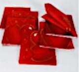 Es handelt sich um einlagige, unbedruckte Papierservietten (Format: etwa 33 x 33 cm, 1/4 gefalzt). Sie sind zu 100 Stück verpackt.

Derartige Waren gehören als "Servietten, aus Papierhalbstoff, Papier, Zellstoffwatte oder Vliesen aus Zellstofffasern" zur Codenummer 4818 30 00 00 0.