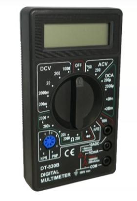 So genannter Multimeter (Art.-Nr. 183220), als noch nicht zusammengesetzte Ware, im Wesentlichen bestehend aus einem Messgerät und zwei Messleitungen. Das Messegerät setzt sich im Wesentlichen aus einem Gehäuse (Maße: 126 x 70 x 25 mm; zur äußeren Form siehe Abbildung in der Anlage) mit einer Messelektronik, einem LC-Display, einem Messbereichswahlschalter, drei Anschlussbuchsen und einer 9 V Batterie. Vor dem Beginn der Messung müssen die Messleitungen mit dem Gerät verbunden werden. Der Multimeter dient gleichermaßen dem Messen von Gleich- und Wechselspannung in Volt, der Stromstärke in Ampere, dem elektrischen Widerstand in Ohm Widerstand sowie der Diodenprüfung. Des Weiteren liegt dem Gerät eine Betriebsanleitung (De-Minimis-Regel) bei.

Die Ware wird als "Gerät zum Messen oder Prüfen elektrischer Größen (Spannung, Strom, Widerstand), kein Zähler der Position 9028, anderes als Unterposition (HS) 9030 10 bis 9030 20, als Multimeter ohne Registrierungsvorrichtung, nicht für zivile Luftfahrzeuge bestimmt" eingereiht.