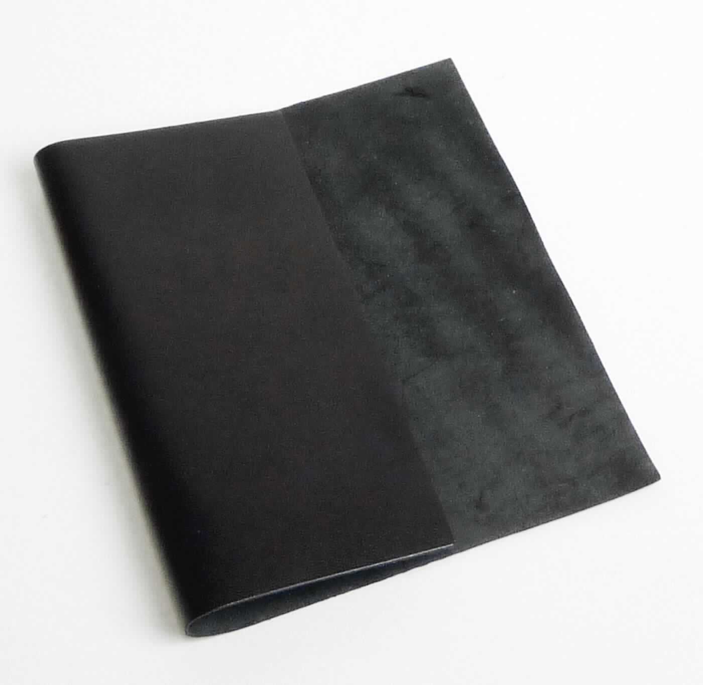 Leder, sog. ganze Schaffelle, Abbildung siehe Anlage, 
- laut Antrag: 
- - Narbenspalt vom Schaf, 
- - in Form von ganzen Häuten (Fellgröße: 0,28 bis 0,37 qm), 
- - mit einer Dicke von 0,7 bis 0,9 mm, 
- enthaart und gegerbt, 
- laut Untersuchungsergebnis zugerichtet: 
- - die Oberfläche ist mit einem dünnen Kunststoffaufstrich (pigmentiert) versehen und narbengepresst (kein 
    Leder der Position 4114).

"Nach dem Gerben oder Trocknen zugerichtetes Leder von Schafen, enthaart, gespalten, kein Leder der 
 Position 4114"