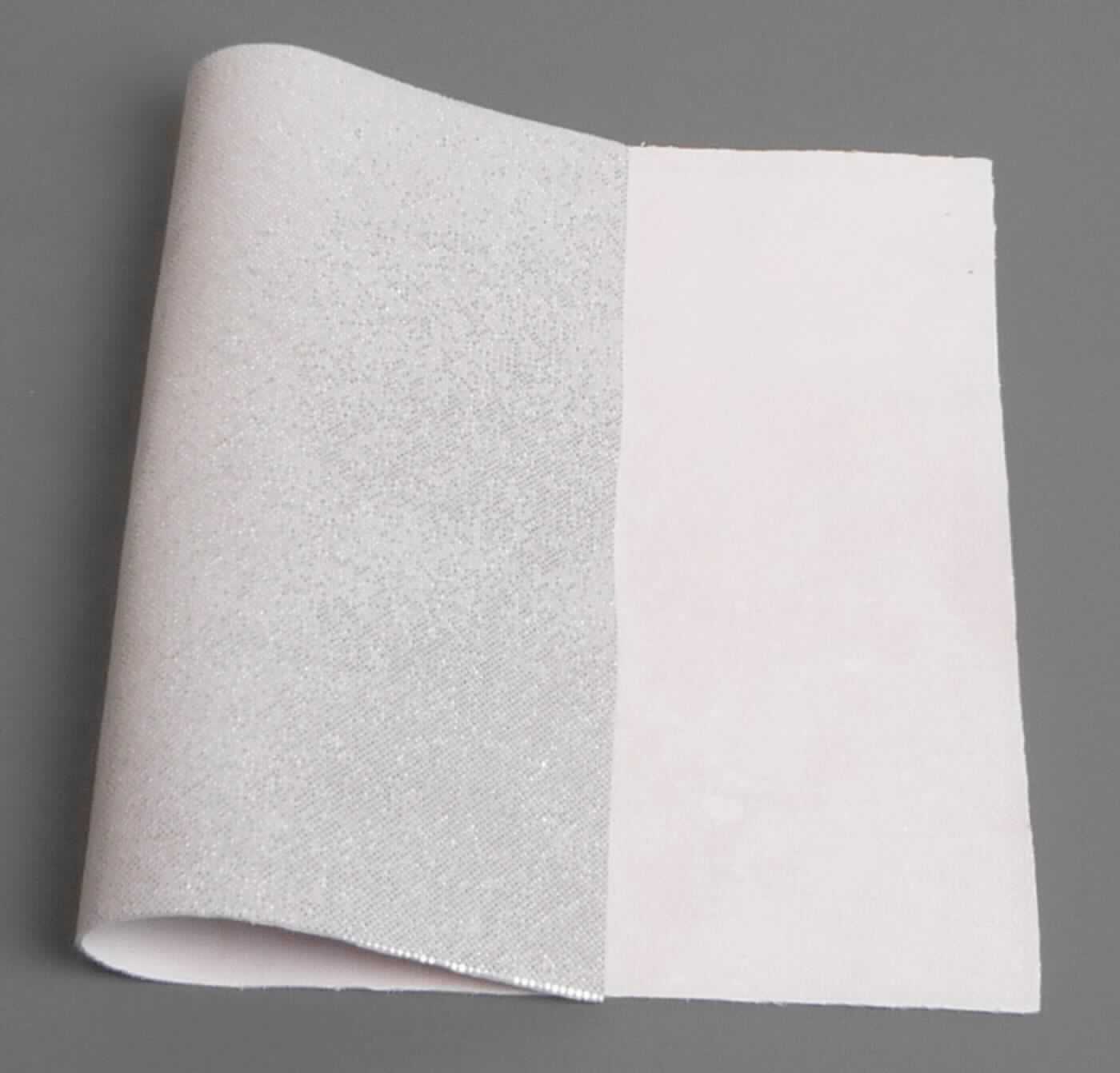 Leder, sog. ganze Ziegenfelle, Abbildung siehe Anlage, 
- laut Antrag: 
- - Narbenspalt von der Ziege (Paarhufer), 
- - in Form von ganzen Häuten (Fellgröße: 0,28 bis 0,46 qm), 
- - mit einer Dicke von 0,6 bis 0,8 mm, 
- enthaart und gegerbt, 
- zugerichtet: 
- - auf der Außenseite (Fleischseite) punktuell mit einer metallischen Farbe bedruckt (es ist keine Folie vorhanden;
    damit kein Lackleder der Position 4114).

"Nach dem Gerben oder Trocknen zugerichtetes Leder, von anderen Tieren, enthaart, gespalten, kein Leder der
 Position 4114, von Ziegen oder Zickeln"