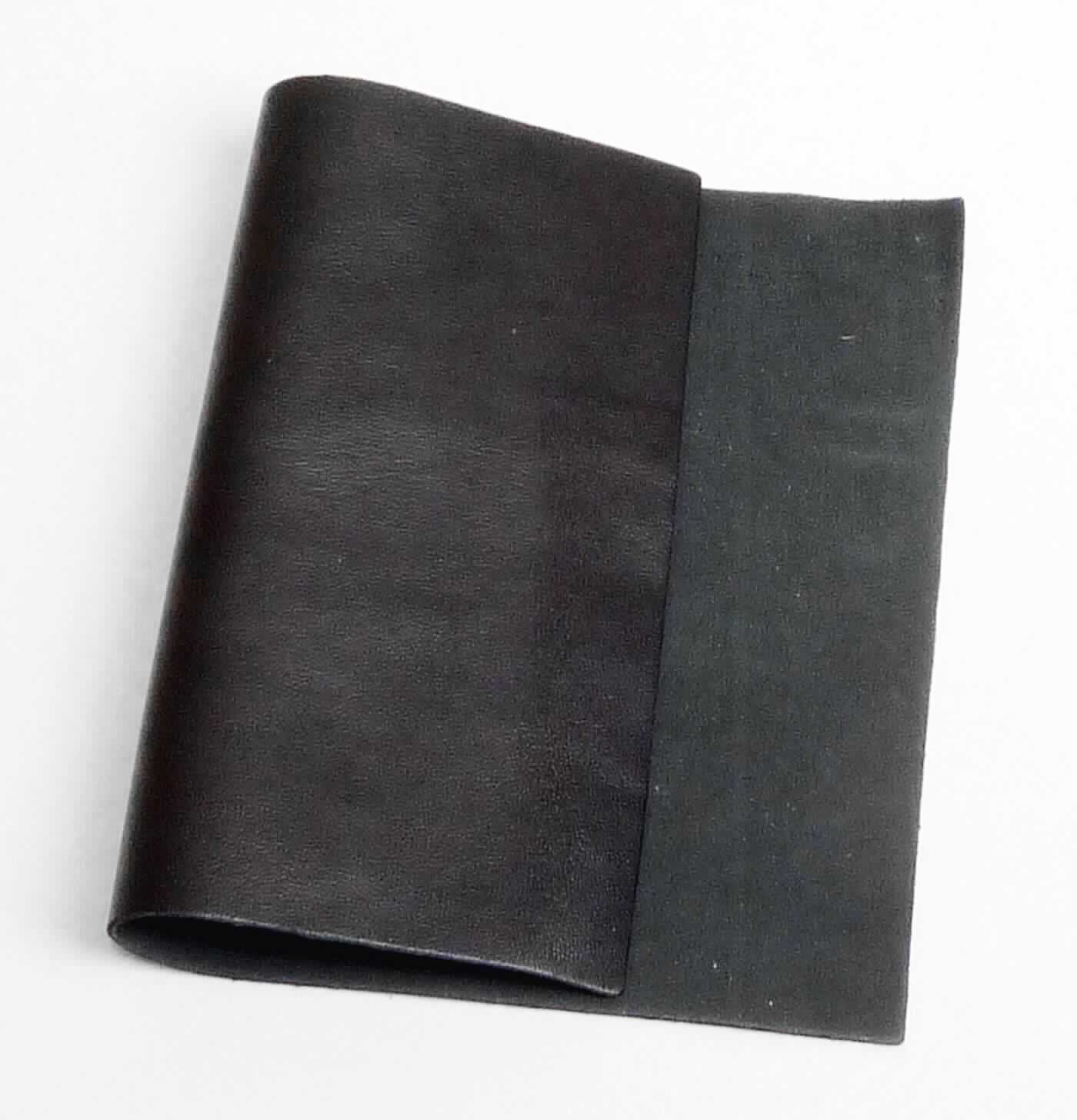 Leder, sog. ganze Lammfelle, Abbildung siehe Anlage, 
- laut Antrag: 
- - Narbenspalt vom Lamm, 
- - in Form von ganzen Häuten (Fellgröße: 0,56 bis 0,67 qm), 
- - mit einer Dicke von 0,7 bis 0,9 mm, 
- enthaart und gegerbt, 
- laut Untersuchungsergebnis zugerichtet (lt. Antrag Glanzzurichtung): 
- - die Oberfläche ist mit einem dünnen Kunststoffaufstrich (pigmentiert) versehen und narbengepresst (kein 
    Leder der Position 4114).

"Nach dem Gerben oder Trocknen zugerichtetes Leder von Lämmern, enthaart, gespalten, kein Leder der 
 Position 4114"