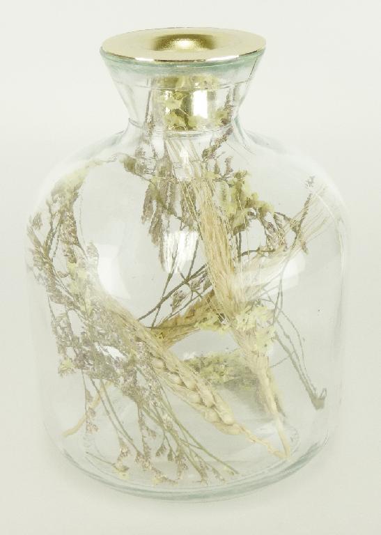 Glasware zur Innenausstattung, sog. Kerzenständer aus Glas, Foto siehe Anlage,
aus verschiedenen Bestandteilen zusammengesetzte Ware, bestehend aus:
- einem Glasgefäß:
- - in Form eines bauchigen Behältnisses aus gewöhnlichem Glas (laut Antrag),
- - in den Abmessungen von ca. 15 cm (Höhe) x 11 cm (Durchmesser),
- - mit einem Verschluss aus Kunststoff zur Aufnahme einer Stabkerze,
- getrockneten Blumen und Ähren:
- - lose in das Glasgefäß eingestellt,
- im Hinblick auf die Zierwirkung herrschen die getrockneten Blumen und Ähren vor, nach
  seiner Bedeutung in Bezug auf die Verwendung (Schutz der Blumen und Ähren) ist das
  Glasgefäß charakterbestimmend; somit bestimmt keiner der Bestandteile den wesentlichen
  Charakter der zusammengesetzten Ware und diese ist daher der von den gleichermaßen in
  Betracht kommenden Positionen (0603 / 0604 / 7013) in der Nomenklatur zuletzt genannten
  Position zuzuweisen,
- keine Einreihung als nicht elektrischer Beleuchtungskörper in die Position 9405, da
  das Glasgefäß weder den althergebrachten Beleuchtungskörpern entspricht noch
  eine spezielle Haltevorrichtung für eine Kerze aufweist.

"Glasware zur Innenausstattung, aus gewöhnlichem Glas, nicht handgefertigt"