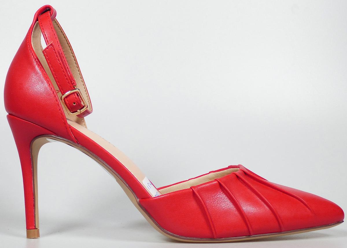 Pumps mit Absatz, sog. Straßenschuhe, Größe 37, Foto siehe Anlage,
- mit Laufsohlen aus laut Antrag Kunststoff,
- mit einem Oberteil aus Kunststoff (Spinnstoff mit einer mit bloßem Auge wahrnehmbaren Außenschicht
  aus Kunststoff),
- im Bereich der Ferse hochgearbeitet (hohe Hinterkappe), mit einem daran befestigten Riemen mit
  Schnallenverschluss,
- den Knöchel bedeckend, damit keine Ware der Unterposition (KN) 6402 9998,
- ohne Metallschutz in der Vorderkappe,
- mit einem ca. 9 cm hohen Pfennigabsatz.

"Schuhe, andere als in der Position 6401 genannte, mit Laufsohlen und Oberteil aus Kunststoff,
 andere als in den Unterpositionen (KN) 6402 1210 bis 6402 2000 genannte, den Knöchel bedeckend,
 andere als in der Unterposition (KN) 6402 9110 genannte"