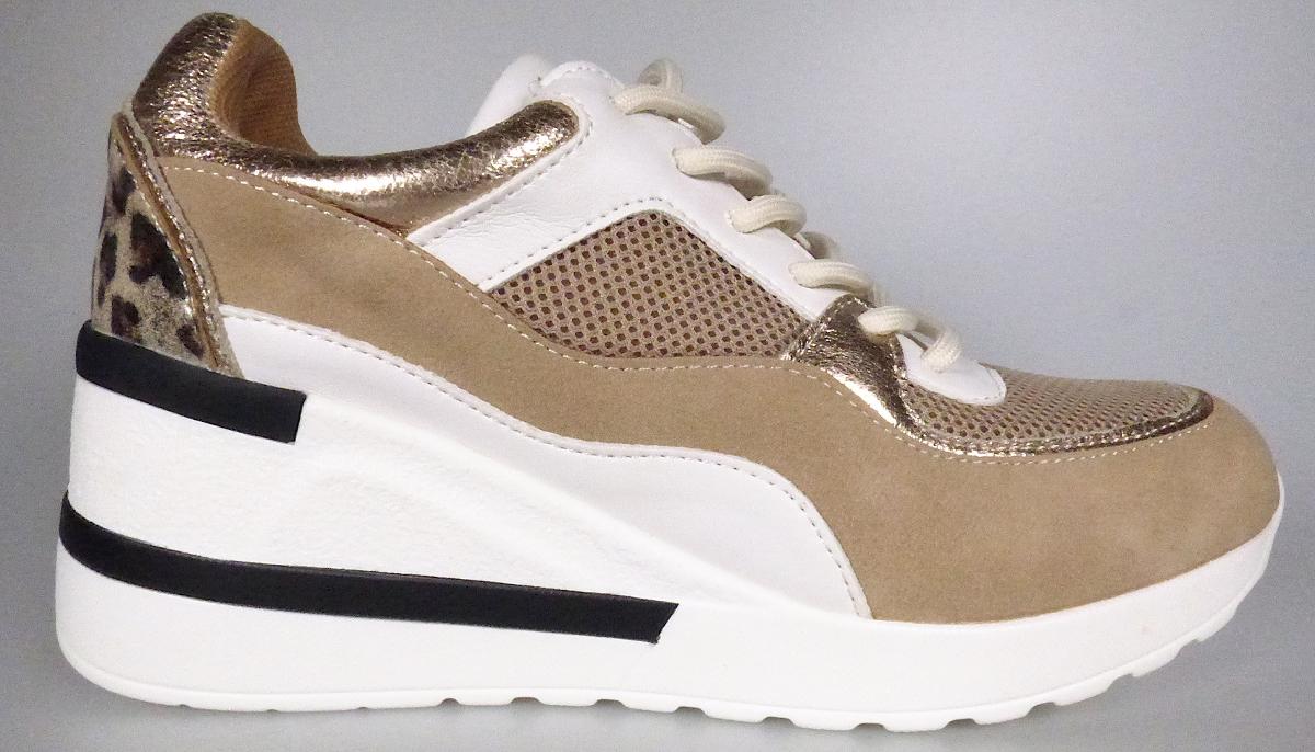 Halbschuhe, sog. Straßenschuhe, Größe 37, Foto siehe Anlage,
- mit Laufsohlen aus laut Antrag Kunststoff,
- mit Oberteil (geschlossenes Blatt) aus Kunststoff (Spinnstoff mit einer mit bloßem Auge wahrnehmbaren
  Außenschicht aus Kunststoff; den größten Teil der Außenfläche bildend) und Spinnstoff,
- auf das Oberteil sind Verstärkungsteile aus Kunststoff aufgesetzt,
- mit Schnürsenkelverschluss,
- nicht den Knöchel bedeckend,
- ohne Metallschutz in der Vorderkappe,
- mit einer Länge der Innensohle von ca. 24,5 cm,
- als Frauenschuhe erkennbar.

"Schuhe, andere als in der Position 6401 genannte, mit Laufsohlen und Oberteil aus Kunststoff, andere
 als in den Unterpositionen (KN) 6402 1210 bis 6402 9950 genannte, mit einer Länge der Innensohle
 von mehr als 24 cm, für Frauen"