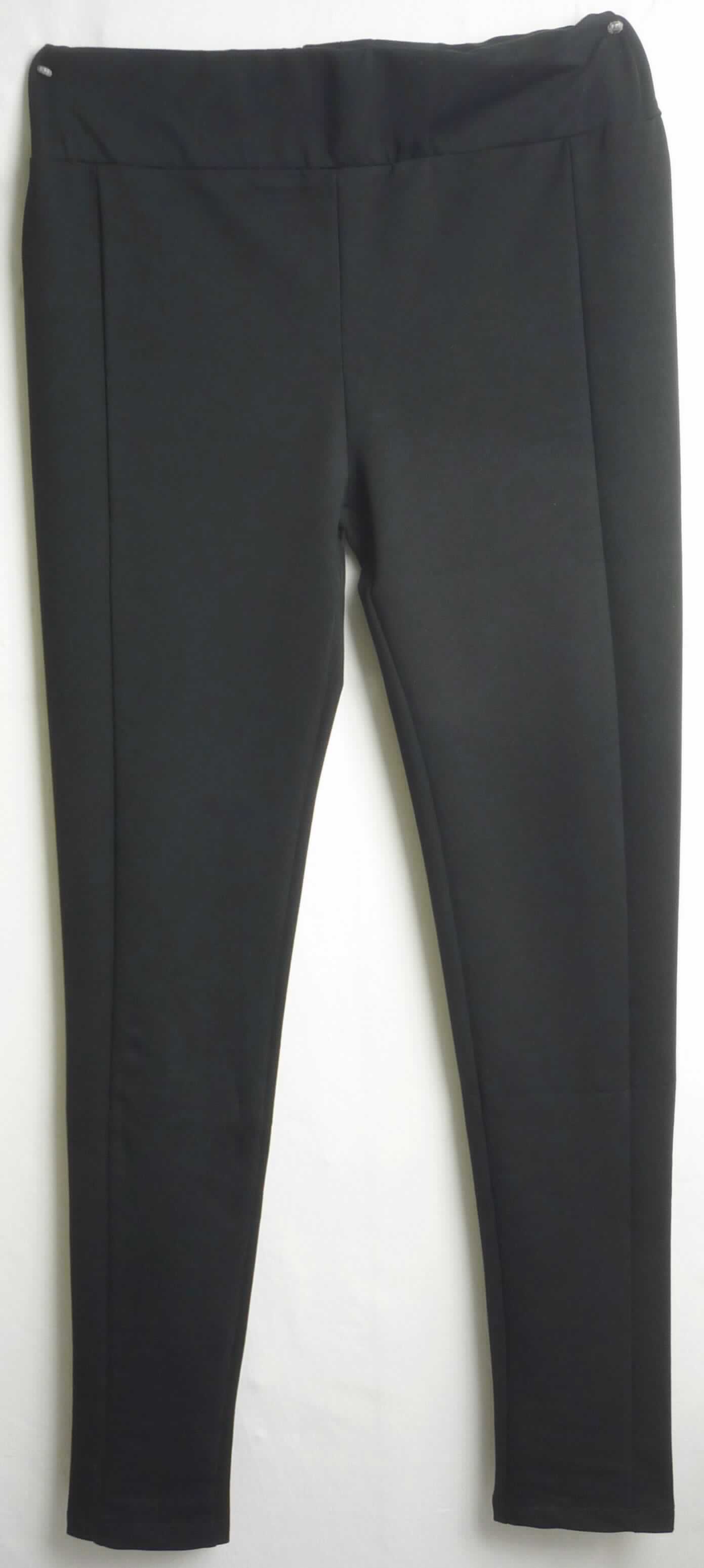 Lange Hose, sog. Damen Stretchhose, Art.-Nr. 3290118, Größe 40/42, Foto siehe Anlage,
- in einem Polybeutel mit Fotoeinleger verpackt,
- aus ca. 0,8 mm dicken, einfarbigen Gewirken aus laut Antrag 72 % Baumwolle, 20 % Polyester und 8 % Elasthan
  (beides synthetische Chemiefasern),
- in der Taille abschließend, mit einem ca. 7 cm breiten, doppelt gearbeiteten, elastischen Taillenbund, 
- ohne Öffnung und ohne Verschluss,
- ohne Hinweise auf den Trägerkreis (unisex),
- mit knöchellangen Hosenbeinen, 
- an den Beinabschlüssen durch Umschlagen und Festnähen gesäumt.

"Lange Hose, aus Gewirken, für Frauen, aus Baumwolle"