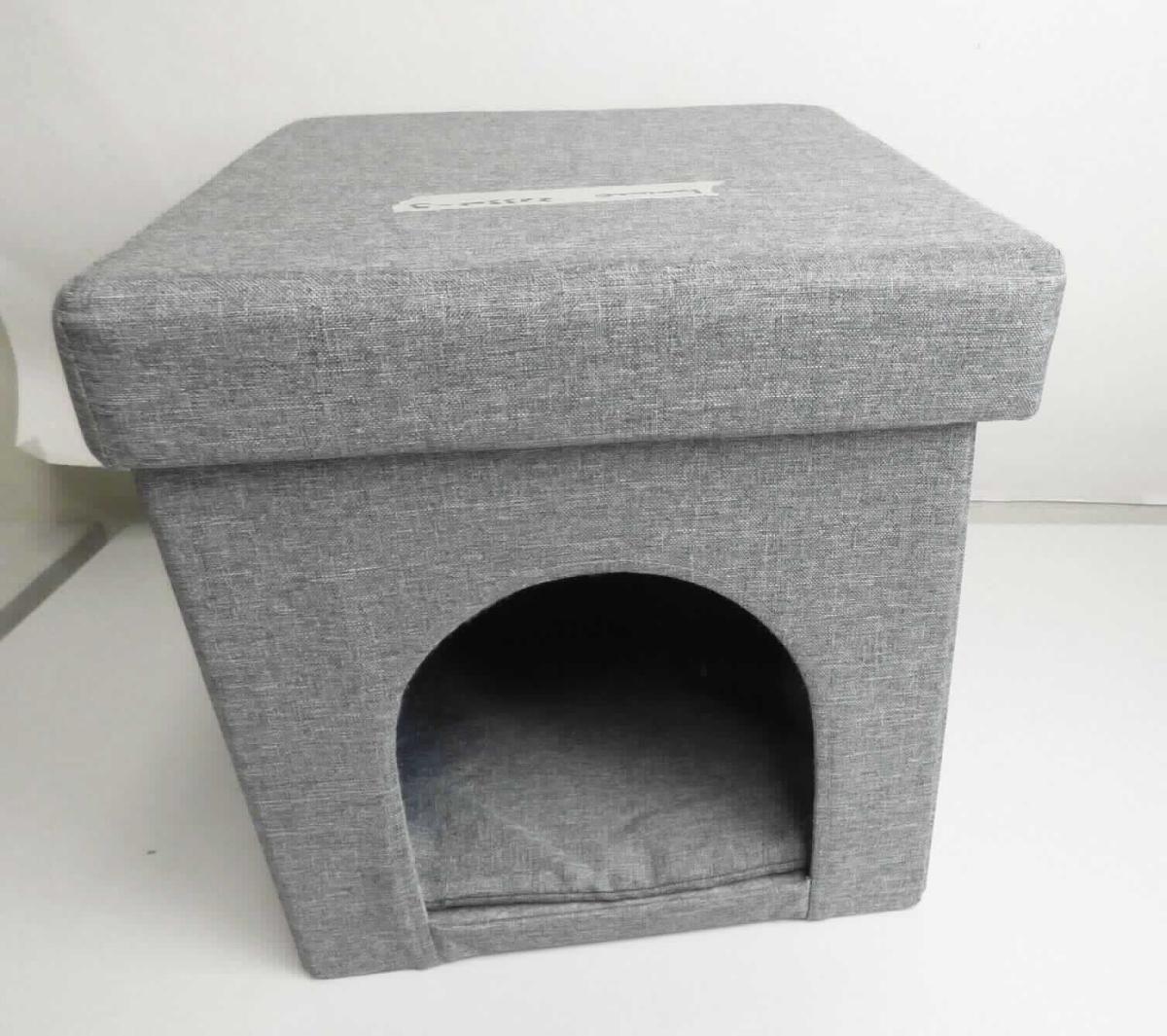 Sog. "Katzenhöhle, faltbar", in Form eines ca. 34 x 36 x 33 cm (B x T x H) großen Sitzmöbels, im Wesentlichen bestehend aus einem aus MDF-Platten hergestellten Korpus, der mit textilem Material bespannt ist und an der Frontseite eine bogenförmige Öffnung besitzt. In den Korpus wird eine ebenfalls mit textilem Material bespannte Platte als Bodenverstärkung eingefügt, auf die ein quadratisches Kissen aufgelegt wird.
Das auf den Boden zu stellende Erzeugnis ist zusammenklappbar und wird mit einem weich gepolsterten Deckel geschlossen, der ebenfalls mit Spinnstoff überzogen ist. 

Da die Ware mit zwei Funktionen als Innenausstattungsgegenstand aus Holz der Pos. 4420 und als Sitzmöbel der Pos. 9401 Verwendung findet, erfolgt die Einreihung in die zuletzt genannte, der gleichermaßen in Betracht kommenden Positionen.

Die noch nicht zusammengesetzte Ware ist als "anderes als von den Unterpositionen 9401 10 bis 9401 59 erfasstes Sitzmöbel, mit Gestell aus Holz, gepolstert" einzureihen.