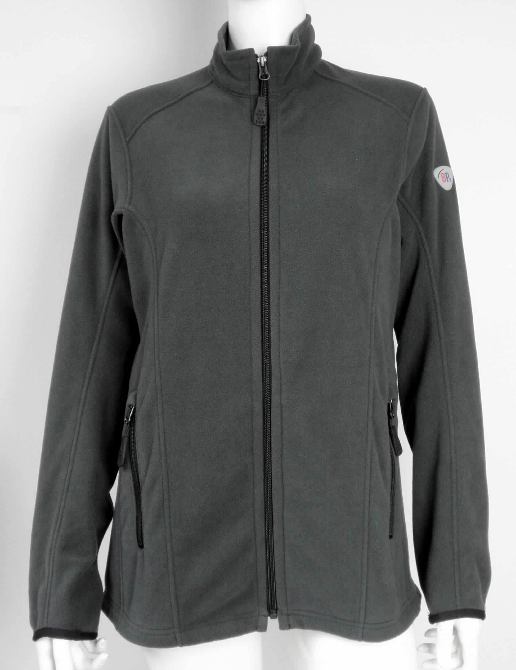 Jacke, sog. BP Fleecejacke für Damen, Art. 1693-641, Größe S, Foto siehe Anlage,
- aus 2,5 mm dicken, einfarbigen, beidseitig gerauten Gewirken (sog. Fleece) aus laut Antrag 100 % Polyester
  (synthetische Chemiefasern),
- über den Schritt reichend (Rückenlänge: ca. 69 cm),
- mit einem Stehkragen,
- in Bahnen gearbeitet,
- vorn mit einer durchgehenden Öffnung mit einem bis an den Kragenrand reichenden Reißverschluss,
- ohne Hinweise auf den Trägerkreis (unisex),
- vorn mit zwei eingesetzten Taschen mit Reißverschluss unterhalb der Taille,
- mit langen Ärmeln, mit einem verengenden Abschluss an den Ärmelenden,
- am unteren Rand durch Umschlagen und Festnähen gesäumt,
- stellt sich aufgrund des Schnitts als Jacke dar, somit keine Strickjacke.

"Jacke, aus Gewirken, für Frauen, aus synthetischen Chemiefasern"