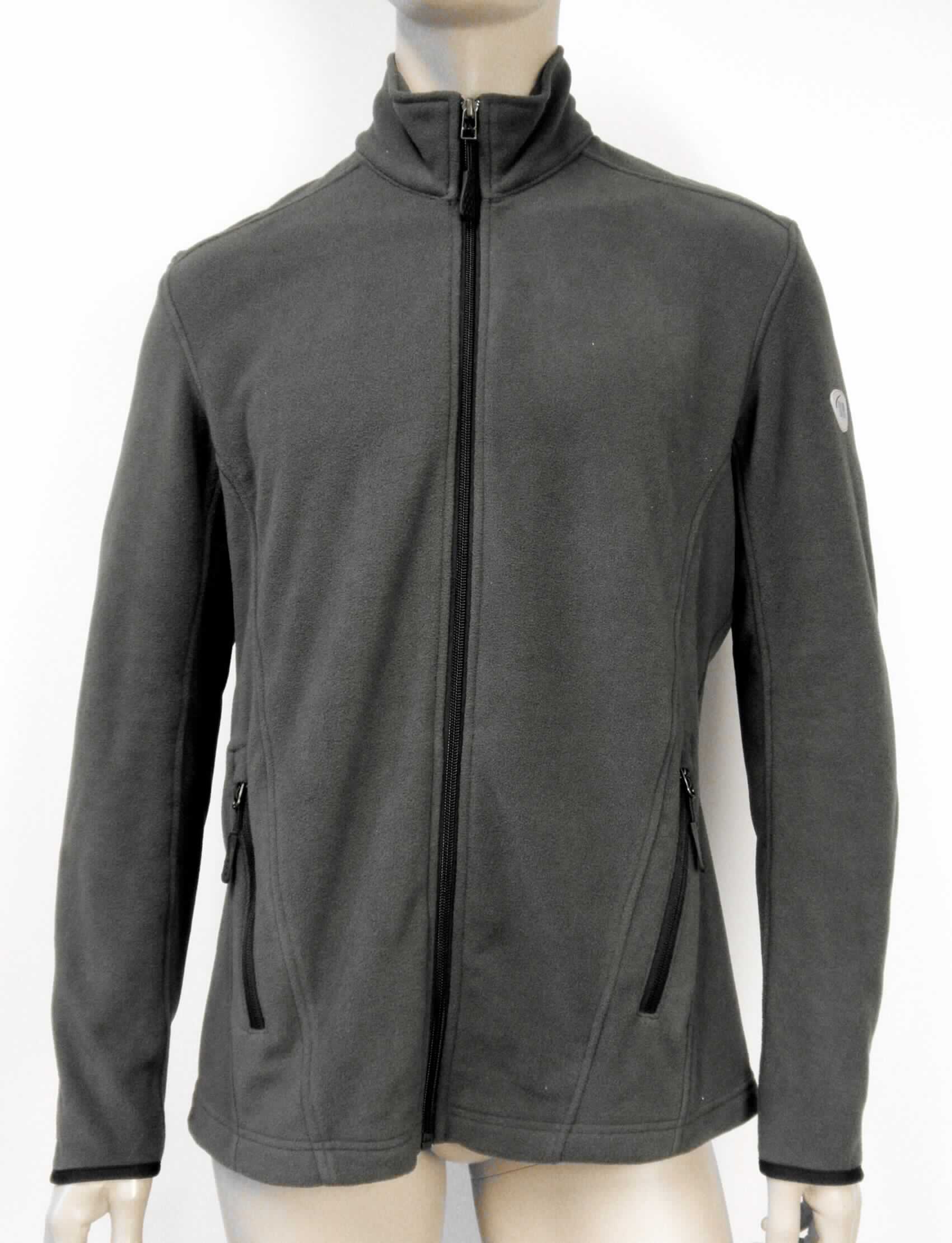 Jacke, sog. BP Fleecejacke für Herren, Art. 1694-641, in Erwachsenengröße, Foto siehe Anlage,
- aus 2,5 mm dicken, einfarbigen, beidseitig gerauten Gewirken (sog. Fleece) aus laut Antrag 100 % Polyester
  (synthetische Chemiefasern),
- über den Schritt reichend (Rückenlänge: ca. 74 cm),
- mit einem Stehkragen,
- in Bahnen gearbeitet,
- vorn mit einer durchgehenden Öffnung mit einem bis an den Kragenrand reichenden Reißverschluss,
- ohne Hinweise auf den Trägerkreis (unisex),
- vorn mit zwei eingesetzten Taschen mit Reißverschluss unterhalb der Taille,
- mit langen Ärmeln, mit einem verengenden Abschluss an den Ärmelenden,
- am unteren Rand durch Umschlagen und Festnähen gesäumt,
- stellt sich aufgrund des Schnitts als Jacke dar, somit keine Strickjacke.

"Jacke, aus Gewirken, für Frauen, aus synthetischen Chemiefasern"