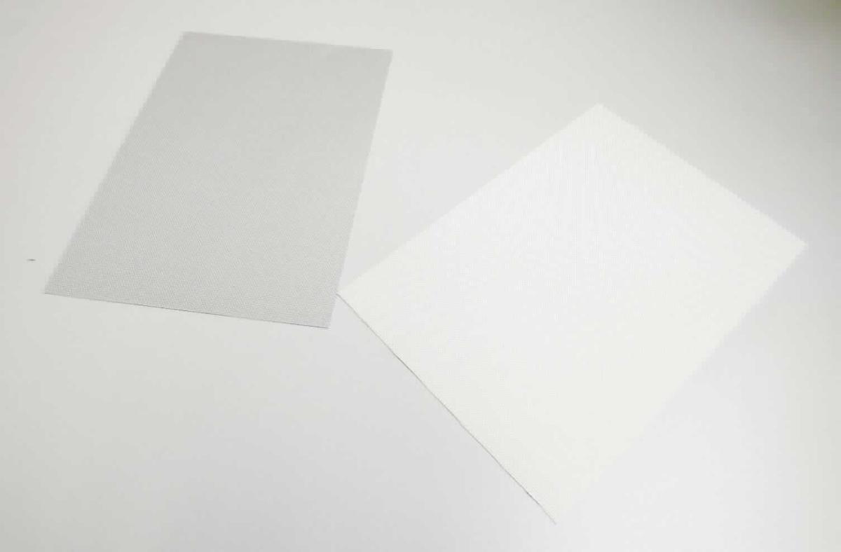 Mit Kunststoff überzogenes Gewebe, sog. PVC beschichtetes Gewebe für Keder Ware, Foto siehe Anlage,
-  als Meterware, 
-  aus einem Gewebe aus synthetischen Chemiefasern, welches auf der Außenseite (Schauseite) mit 
   bloßem Auge wahrnehmbar mit weißem oder schwarzem Zellkunststoff (laut Antrag Polyvinylchlorid) 
   überzogen ist,
-  das Gewebe ist dicht und dicker (ca. 3/5 der Gesamtdicke) als der Zellkunststoff und dient damit nicht nur 
   der Verstärkung,
-  von Hand bei einer Temperatur zwischen 15 und 30 °C auf einen Dorn von 7 mm Durchmesser aufrollbar, 
   ohne rissig zu werden.

"Gewebe, mit Kunststoff (Polyvinylchlorid) überzogen, anderes als solche der Position 5902"