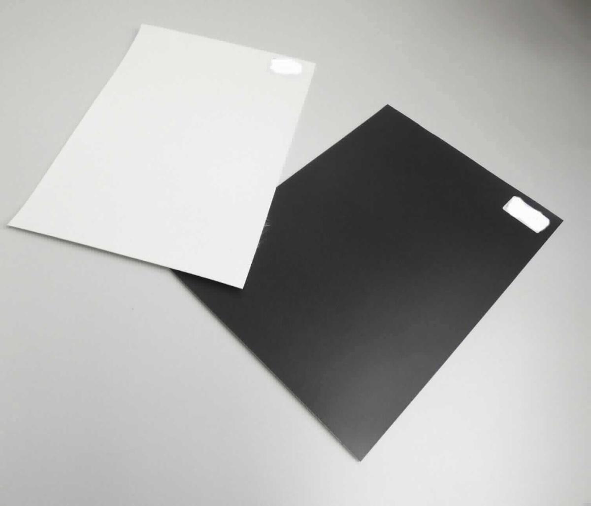 Mit Kunststoff überzogenes Gewebe, sog. PVC beschichtetes Gewebe für Keder Ware, Foto siehe Anlage,
-  als Meterware, 
-  aus einem Gewebe aus synthetischen Chemiefasern, welches auf der Außenseite (Schauseite) mit 
   bloßem Auge wahrnehmbar mit Zellkunststoff (laut Antrag Polyvinylchlorid) überzogen ist,
-  das Gewebe ist dicht und dicker (ca. 2/3 der Gesamtdicke) als der Zellkunststoff und dient damit nicht nur 
   der Verstärkung,
-  von Hand bei einer Temperatur zwischen 15 und 30 °C auf einen Dorn von 7 mm Durchmesser aufrollbar, 
   ohne rissig zu werden.

"Gewebe, mit Kunststoff (Polyvinylchlorid) überzogen, anderes als solche der Position 5902"