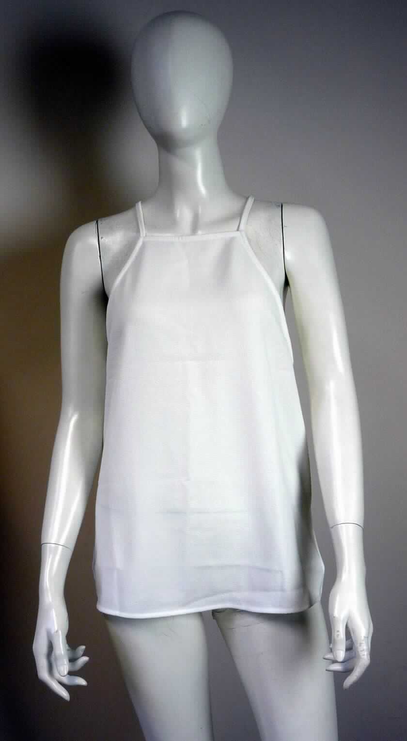Bluse, sog. Strick Camisole, Art. RSACRP3211, Größe S, Foto siehe Anlage,
- aus ca. 0,7 mm dicken, einfarbigen Geweben aus lt. Antrag 95 % Polyester und 5 % Elasthan (beides 
  synthetische Chemiefasern)
- über die Taille reichend (Rückenlänge: ca. 62 cm),
- mit schmalen Schulterträgern,
- ohne Öffnung und ohne Verschluss; ohne Hinweise auf den Trägerkreis (unisex),
- an allen Rändern durch Umschlagen und Festnähen gesäumt,
- aufgrund der verwendeten Flächenerzeugnisse keine Ware der Position 6114. 

"Bluse, aus Geweben, für Frauen, aus Chemiefasern"