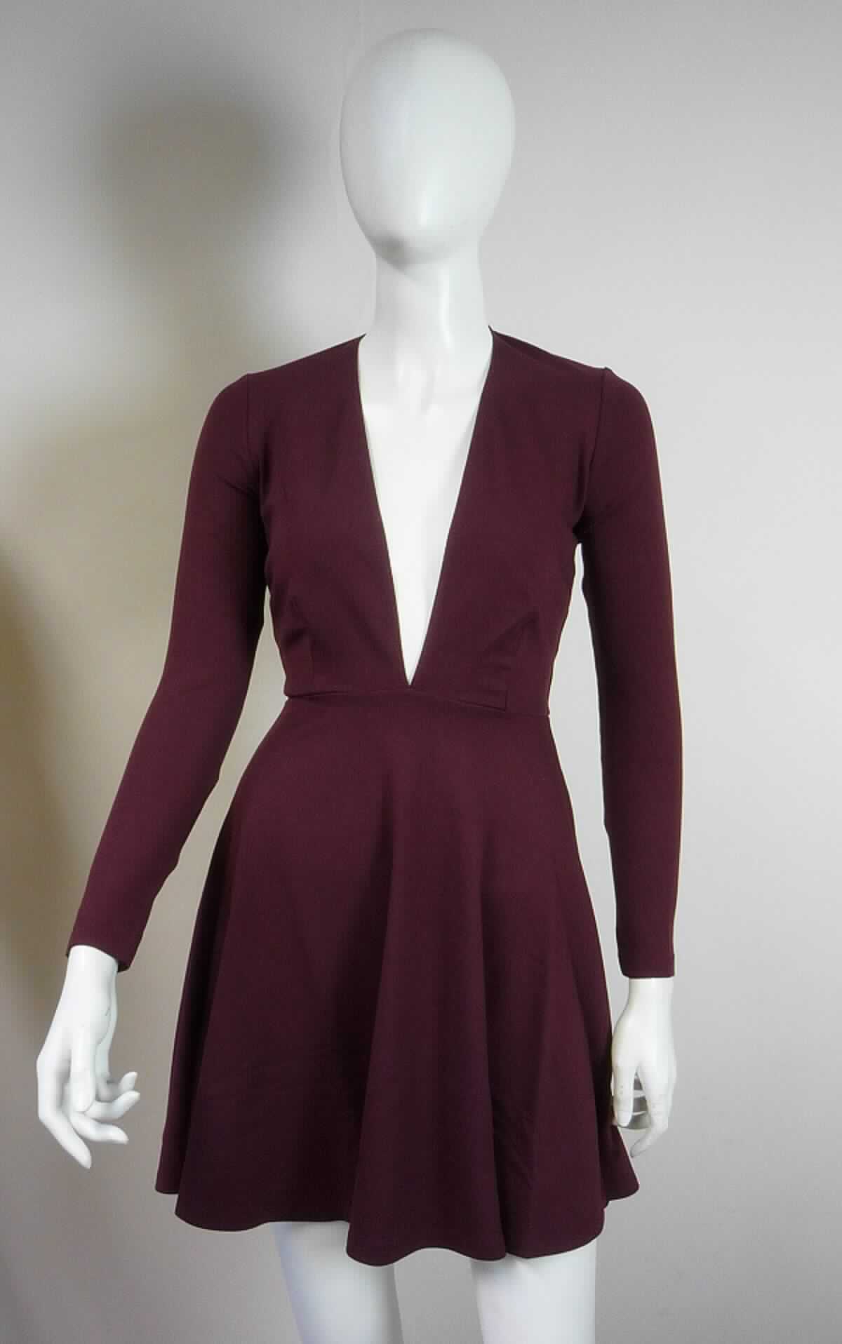 Kleid, sog. Strickkleid, Art. RSAPO3142, Größe S, Foto siehe Anlage,
- aus ca. 1 mm dicken, einfarbigen Gewirken aus laut Antrag 60 % Viskose (künstliche Chemiefasern), 35 % Nylon 
  und 5 % Elasthan (beides synthetische Chemiefasern),
- über den Schritt reichend (Rückenlänge: ca. 85 cm),
- mit einem V-förmigen Ausschnitt,
- mit langen Ärmeln,
- mit Brustabnähern,
- am unteren Rand durch Umschlagen und Festnähen gesäumt,
- kann aufgrund der Länge ohne ein weiteres, den Unterkörper bedeckendes Kleidungsstück getragen werden.

"Kleid, aus Gewirken, für Frauen, aus künstlichen Chemiefasern"
