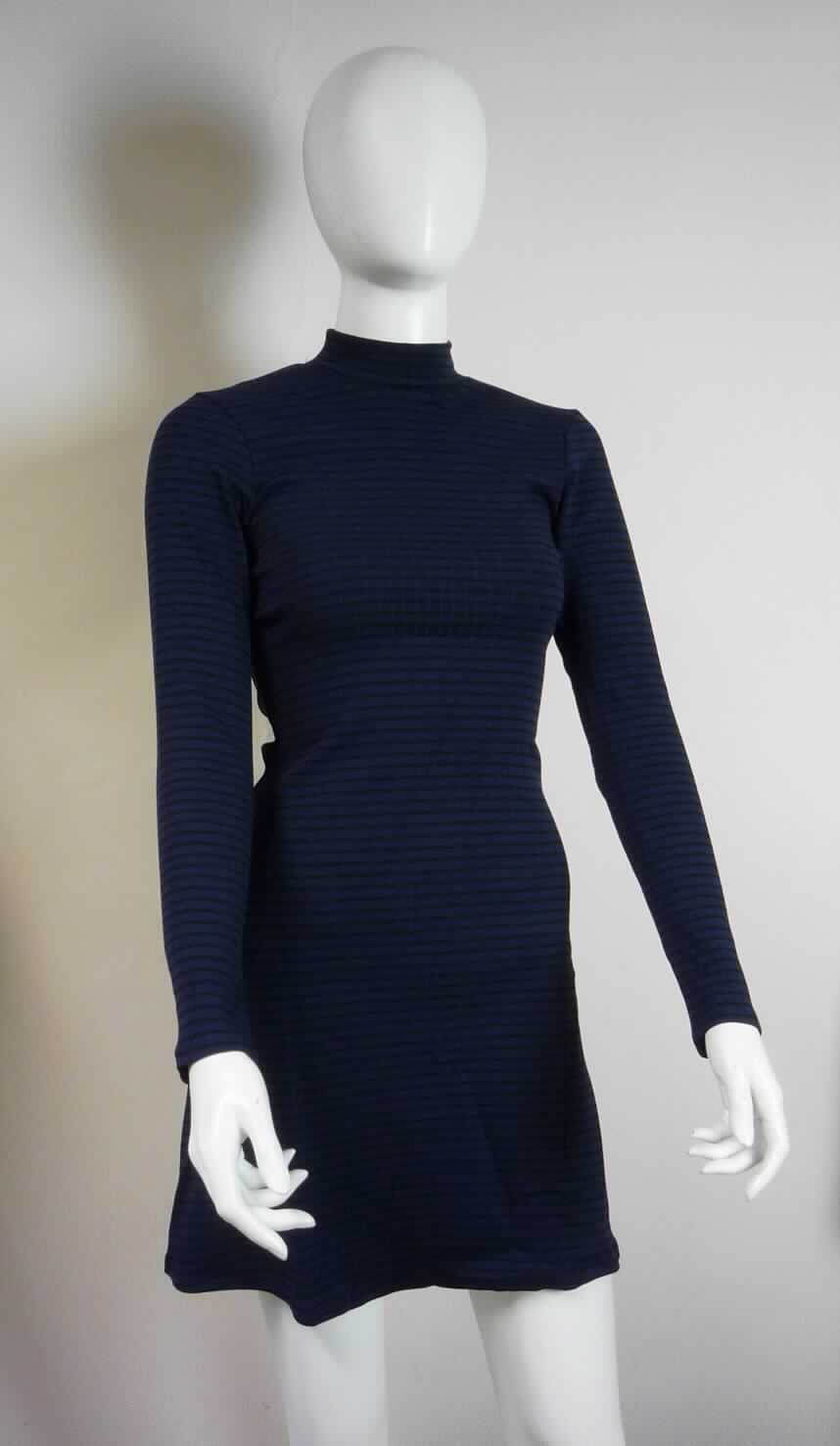 Kleid, sog. Mini Strickkleid, Art. RSAVR3131, Größe S, Foto siehe Anlage,
- aus ca. 0,8 mm dicken, buntgewirkten Gewirken aus laut Antrag 95 % Baumwolle und 5 % Elasthan (synthetische 
  Chemiefasern), 
- über den Schritt reichend (Rückenlänge: ca. 85 cm),
- mit einem Stehkragen,
- ohne Öffnung und ohne Verschluss,
- mit langen Ärmeln,
- am unteren Rand durch Umschlagen und Festnähen gesäumt,
- kann aufgrund der Länge ohne ein weiteres, den Unterkörper bedeckendes Kleidungsstück getragen werden.

"Kleid, aus Gewirken, für Frauen, aus Baumwolle"