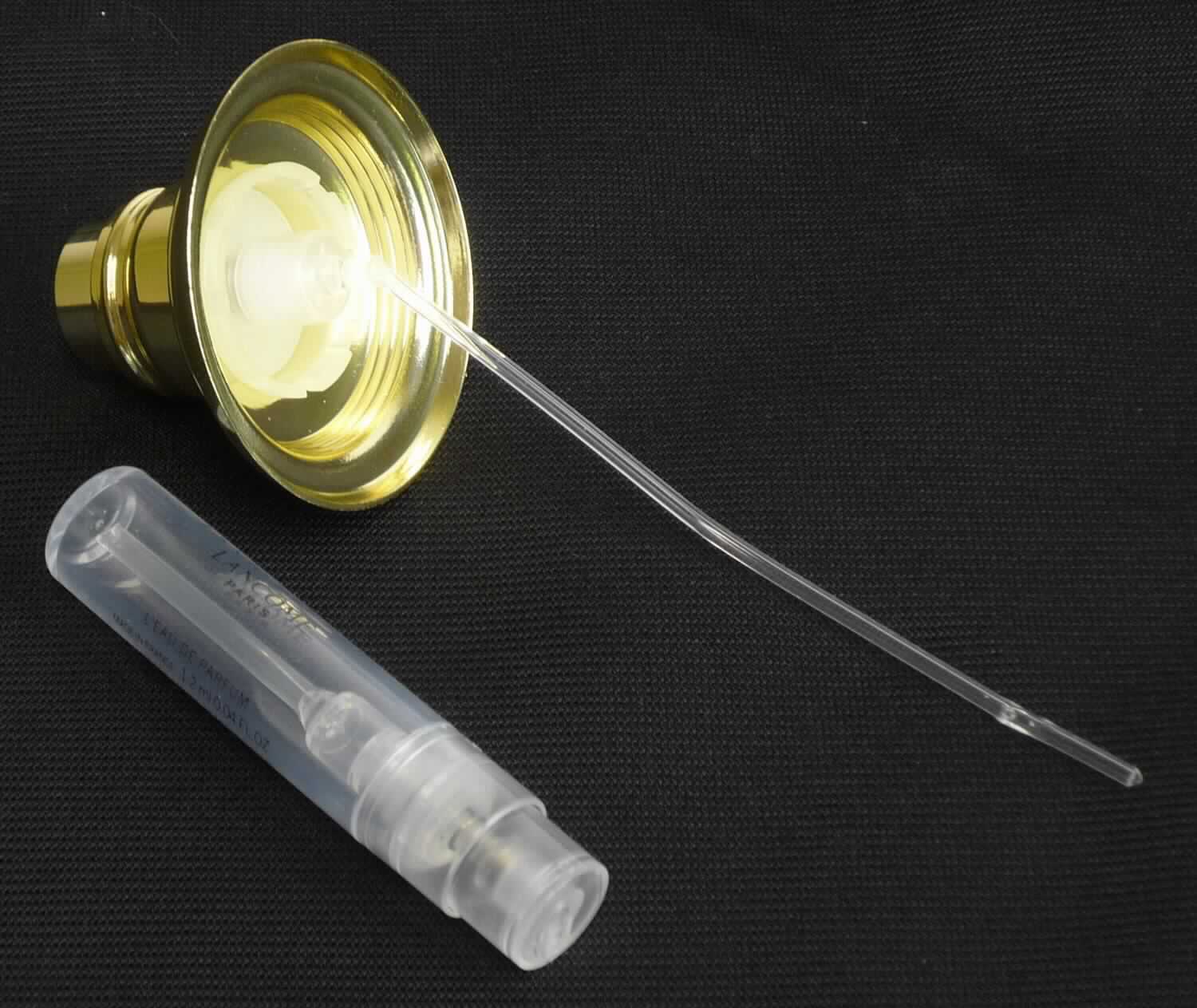 Bei den sog. "Kugeln a. Edelstahl Niro 304L" handelt es sich um polierte Kugeln aus Stahl. Die kalibrierten Erzeugnisse besitzen einen Durchmesser von 3,175 mm und ein Grenzabmaß von +/- 0,02 mm (entspricht einem Grenzabmaß von weniger als 1% des Durchmessers).  
Sie werden zur Dosierung und Abdichtung in einem Zerstäuberkopf für Parfumzerstäuber verwendet.

Die Kugeln sind als "Teile, erkennbar ausschließlich oder hauptsächlich für Wälzlager bestimmt, Kugeln, andere als Kegelrollen (kalibrierte Stahlkugeln)" einzureihen.