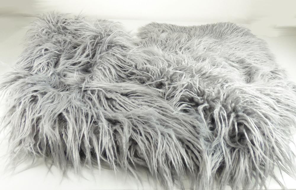 Fußbodenbelag, sog. Tischläufer, Art. 268752, Foto siehe Anlage,
- rechteckig, mit den Abmessungen von ca. 160 cm x 40 cm,
- aus einem zweilagigen, durch Kleben miteinander verbundenen Flächenerzeugnis, mit einer
  Schauseite aus einem Plüschgewirke der Position 6001 und einer Rückseite aus einem gerauten
  Gewirke; beide Flächenerzeugnisse aus synthetischen Chemiefasern,
- ohne Polsterung oder Füllung, somit keine den Bettausstattungen ähnliche Ware der Position 9404,
- an den Rändern gesäumt,
- u. a. durch Zusammenfügen konfektioniert,
- ohne Hinweise auf Handarbeit,
- insbesondere im Hinblick auf die Bedeutung in Bezug auf die Verwendung verleiht das die
  Schauseite bildende Plüschgewirke der Ware ihren wesentlichen Charakter,
- erfüllt die Bedingungen zur Einreihung als Fußbodenbelag (somit keine Einreihung als Ware der
  Position 6304).

"Fußbodenbelag, anderer als in den Positionen 5701 bis 5704 genannte, aus synthetischen
 Spinnstoffen, konfektioniert, nicht handgearbeitet"