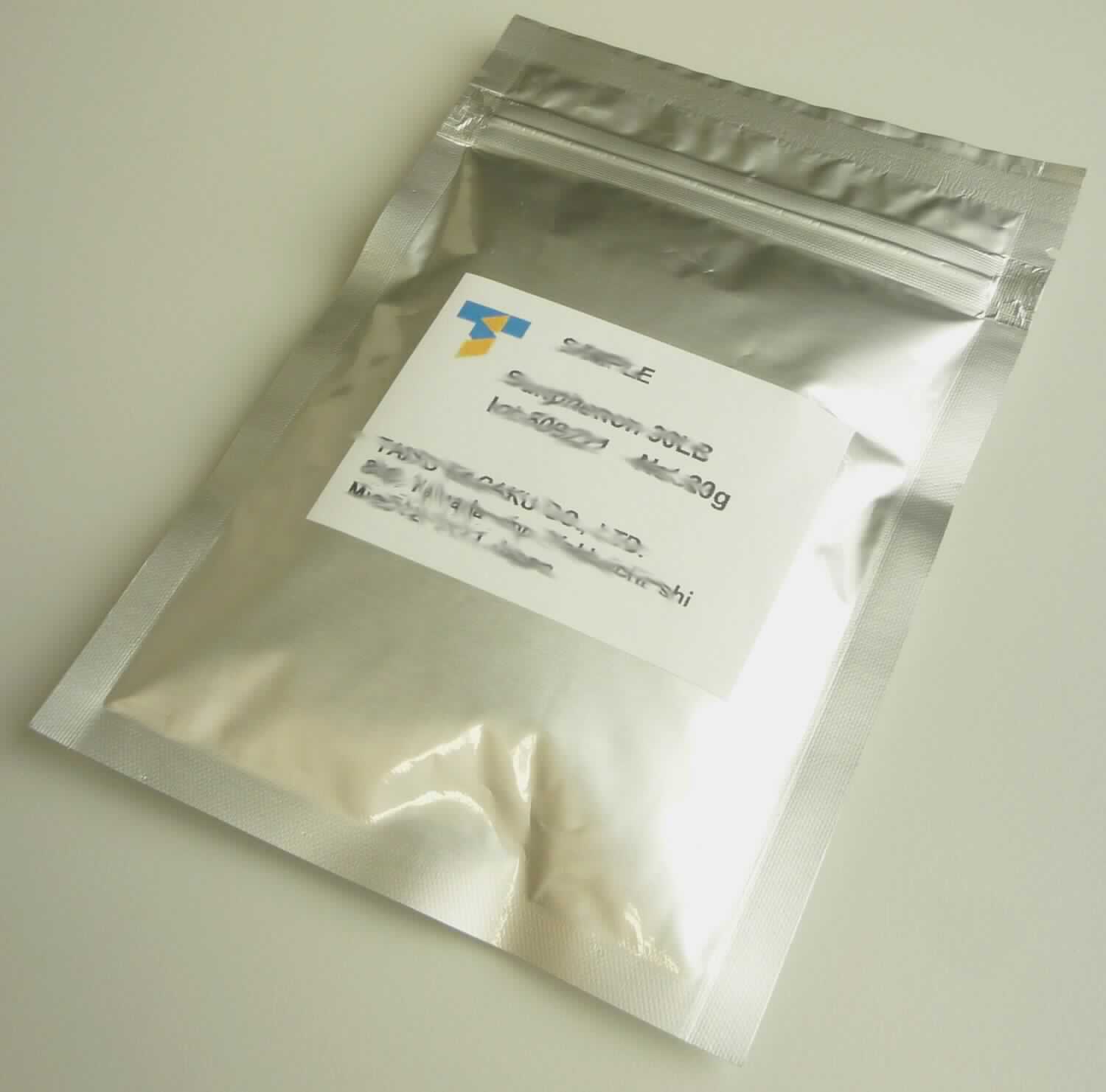 Extrakt aus grünem Tee, entcoffeiniert, zubereitet

Beschaffenheit des vorgelegten, nicht original verpackten Warenmusters:
Feines, ockerfarbenes, in Wasser lösliches Pulver; Geruch Tee entsprechend; Geschmack bitter, adstringie-
rend, grasig, grünem Tee entsprechend; Zubereitung mit heißem Wasser ergibt ein Grüntee-Getränk.

Saccharose (enzymatisch): mehr als 5 GHT bis weniger als 65 GHT
Coffein (HPLC): einem entcoffeiniertem Tee-Extrakt entsprechend

Zubereitung auf der Grundlage von Auszügen aus Tee, mehr als 5 GHT Saccharose enthaltend, mit einem 
Gehalt an zugesetztem Rohr- oder Rübenzucker der Unterpositionen 1701 91 bis 1701 99 der KN von 
weniger als 65 % des Nettogewichts.
