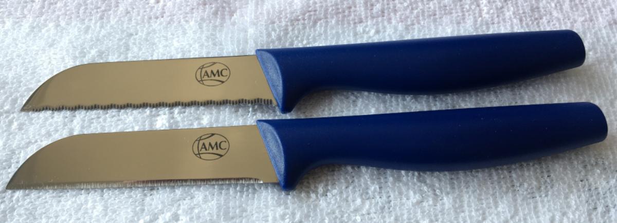 "Messerset (2er)";

- Zusammenstellung aus verschiedenartigen Messern, bestehend aus

- - zwei Küchenmesser (Obst-/Gemüsemesser), jeweils mit feststehender, schneidender Klinge
    aus unedlem Metall und einem blauen Griff aus Kunststoff

- - von identischer Größe (ca. 17,8 cm lang) und Form, jedoch mit unterschiedlichem Klingenschliff
    (1 x glatt, 1 x gewellt)

- gemeinsam in einer Blisterverpackung zum Verkauf aufgemacht

Abbildung siehe Anlage.

Derartige Erzeugnisse gehören als "Zusammenstellung von Messern mit schneidender Klinge
aus unedlem Metall" zur Codenummer 8211 1000 00 0 des Zolltarifs.