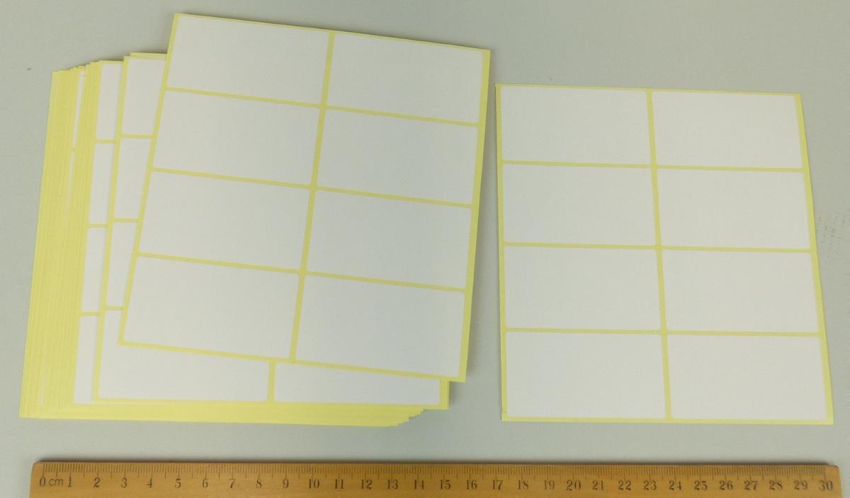 Es handelt sich um rechteckige, unbedruckte Etiketten aus Papier (Format etwa 6,4 x 3,3 cm, mit abgerundeten Ecken), die rückseitig mit einer Selbstklebeschicht ausgerüstet sind und zum Kennzeichnen von Waren verwendet werden. 256 dieser Etiketten sind zu je acht Stück auf insgesamt 32 rechteckigen Zuschnitten aus silikonisiertem Papier (Format etwa 13,5 x 14,0 cm) aufgebracht und in einem Headerbeutel mit Eurolochung verpackt.

Abbildung siehe Anlage.

Derartige Waren gehören als "Etiketten aller Art aus Papier, nicht bedruckt, selbstklebend" zur Codenummer 4821 90 10 00 0 des Zolltarifs.