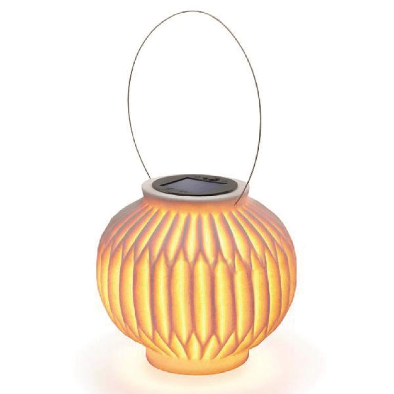 Bei der Ware handelt es sich um einen ca. 15 cm x 15,5 cm (H x d) großen elektrischen Beleuchtungskörper, im Wesentlichen bestehend aus einem runden, bauchigen Gehäuse aus Kunststoff in Sandsteinoptik, einem Kunststoffdeckel mit integrierter LED-Brennstelle, einem Solarpanel mit Akkumulator und einem Ein-/Ausschalter.

Technische Daten (auszugsweise):
- Spannung: 1,2 V
- Farbtemperatur: 2700 K
- Lichtstrom: 30 lm
- Schutzart: IP44

Die Ware dient der Beleuchtung im Innen- und Außenbereich (IP 44) in der Art eines Stimmungslichts und kann universell platziert oder an beliebigen Gegenständen befestigt werden.

Das Erzeugnis ist als "elektrischer Beleuchtungskörper, anderweit weder genannt noch inbegriffen, nicht von den Unterpositionen (HS) 9405 11 bis 9405 39 erfasst, fotovoltaisch, ausschließlich zur Verwendung mit LED-Lichtquellen bestimmt, kein Scheinwerfer, aus Kunststoffen" einzureihen.