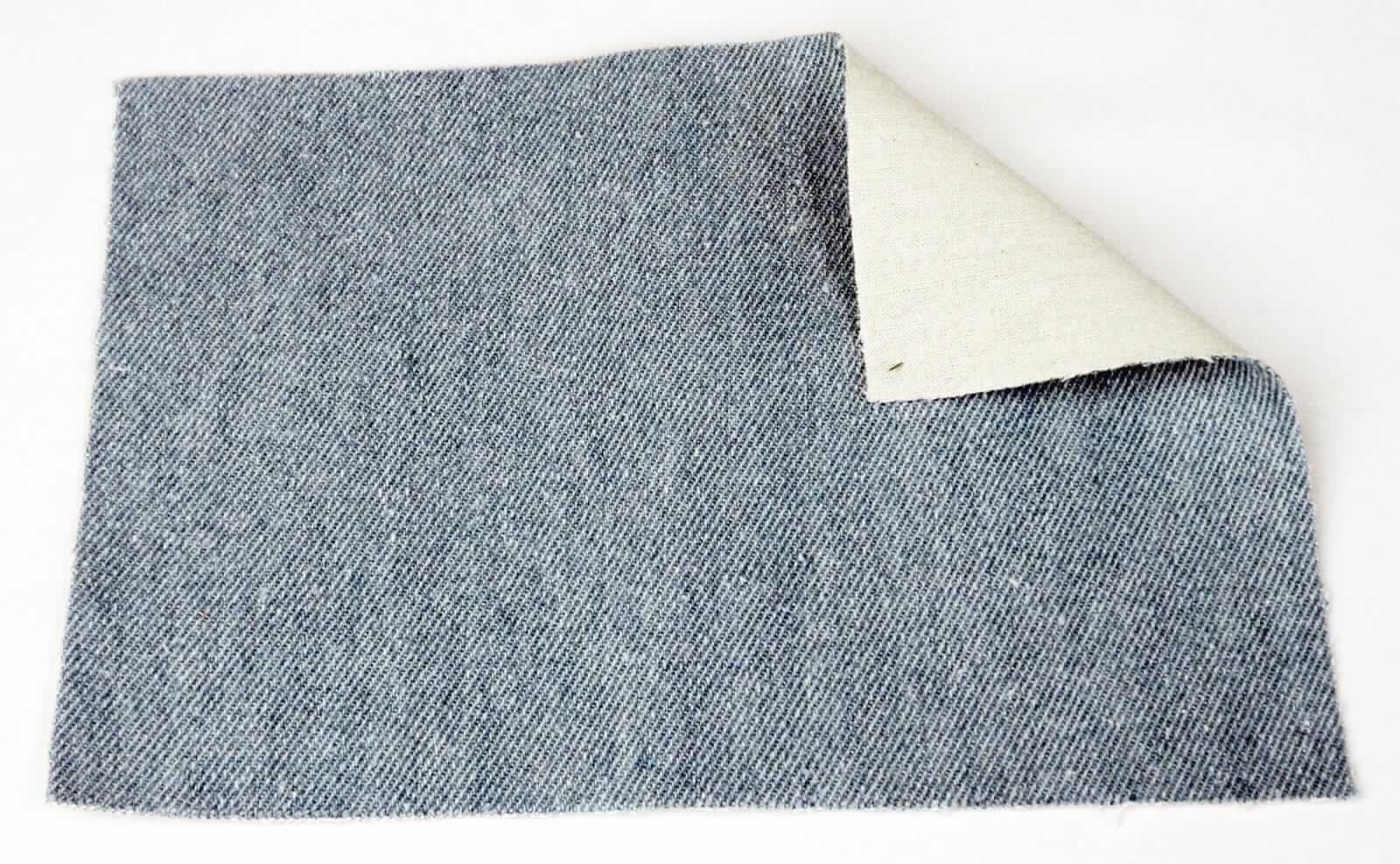 Textillaminat, Foto siehe Anlage,
- als Meterware; laut Antrag mit einer Breite von 135 cm,
- laut Untersuchungsergebnis:
-- aus zwei mit ihrer ganzen Fläche aufeinander liegenden und so miteinander durch Kleben verbundenen Lagen: 
--- mit einer Oberlage (Schauseite):
---- aus blauen Kettgarnen und weißen Schussgarnen aus laut Antrag Baumwolle,
---- mit einem Quadratmetergewicht von ca. 404 g,
---- buntgewebt,
---- in Kettköperbindung (4-bindig),
---- Denim,
--- mit einer Unterlage:
---- aus einem einfarbigen Gewebe aus laut Antrag Baumwolle,
- insbesondere im Hinblick auf die Verwendung verleiht das die Schauseite bildende Gewebe der Ware ihren 
  wesentlichen Charakter.

"Gewebe aus Baumwolle, mit einem Anteil an Baumwolle von mehr als 85 GHT, mit einem Quadratmetergewicht 
 von mehr als 200 g, buntgewebt, Denim"