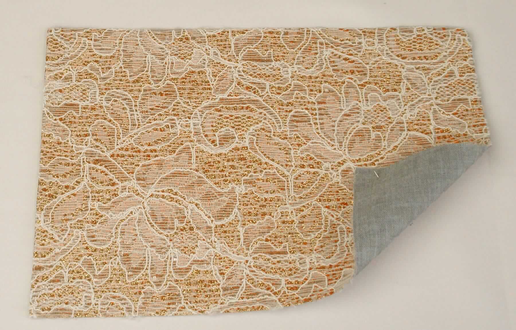 Textillaminat, Foto siehe Anlage,
- als Meterware, laut Antrag mit einer Breite von 130 cm,
- laut Untersuchungsergebnis:
-- aus zwei mit ihrer ganzen Fläche aufeinander liegenden und so miteinander durch Kleben verbundenen Lagen: 
--- mit einer Oberlage (Schauseite): 
---- aus einem buntgewirkten Kettengewirke (sog. Raschelspitze), 
----- mit maschenbildenden Garnen aus synthetischen Chemiefasern (Polyamid),
----- mit dünnen, glänzenden Garnen aus synthetischen Chemiefasern (Polyamid),
----- mit dicken, glänzenden Garnen (Gimpe) aus künstlichen Chemiefasern (Viskose),
---- mit einem Gesamtanteil an:
----- synthetischen Chemiefasern von ca. 70 GHT,
----- künstlichen Chemiefasern von ca. 30 GHT,
---- keine Elastomergarne oder Kautschukfäden enthaltend,
---- kein Samt, Plüsch, Schlingengewirke oder Schlingengestricke,
---- stellt sich nicht als Gewirke im Sinne der Unterpositions-Anmerkung 1 zu Kapitel 60 dar,
--- mit einer Unterlage:
---- aus einem buntgewebten Gewebe in Leinwandbindung, 
---- einseitig mit Kleber (laut Antrag aus Polyurethan) bestrichen und flächendeckend mit metallisierten Kunststoff-
      Partikeln (laut Antrag aus Polyethylen) überzogen, 
- im Hinblick auf die Verwendung verleiht das die Schauseite bildende Kettengewirke der Ware ihren wesentlichen
  Charakter.

"Kettengewirke, anderes als solche der Positionen 6001 bis 6004, aus synthetischen Chemiefasern, anderes
 als in der Unterposition 6005 35 genannte, aus verschiedenfarbigen Garnen"