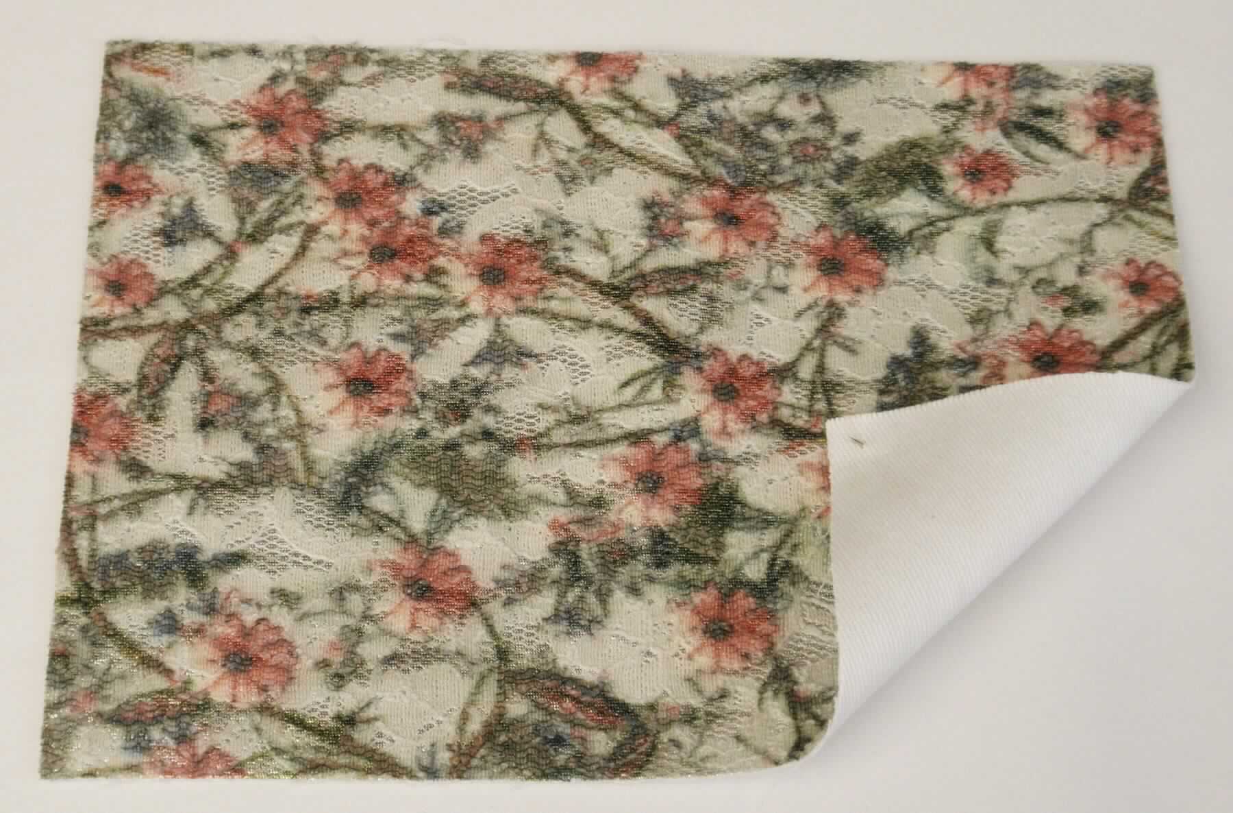 Textillaminat, Foto siehe Anlage,
- als Meterware, laut Antrag mit einer Breite von 130 cm,
- laut Untersuchungsergebnis:
-- aus drei mit ihrer ganzen Fläche aufeinander liegenden und so miteinander durch Kleben verbundenen Lagen: 
--- mit einer Oberlage (Schauseite): 
---- aus einem bedruckten Kettengewirke (sog. Raschelspitze), 
----- mit maschenbildenden Garnen aus synthetischen Chemiefasern (Polyamid),
----- mit ungezwirnten Garnen aus Baumwolle,
----- mit dicken, gezwirnten Garnen aus Baumwolle und künstlichen Chemiefasern (Viskose),
---- mit einem Gesamtanteil an:
----- Baumwolle von ca. 70 GHT,
----- synthetischen Chemiefasern von ca. 25 GHT,
----- künstlichen Chemiefasern von ca. 5 GHT,
---- keine Elastomergarne oder Kautschukfäden enthaltend,
---- kein Samt, Plüsch, Schlingengewirke oder Schlingengestricke,
---- stellt sich nicht als Gewirke im Sinne der Unterpositions-Anmerkung 1 zu Kapitel 60 dar,
--- mit einer Zwischenlage:
---- aus einem Gewirke aus synthetischen Chemiefasern (laut Antrag aus Polyester); einseitig mit metallisierter 
      Farbe versehen,
--- mit einer Unterlage:
---- aus einem einfarbigen Gewebe in Leinwandbindung (laut Antrag aus Baumwolle), 
- im Hinblick auf die Verwendung verleiht das die Schauseite bildende Kettengewirke der Ware ihren wesentlichen
  Charakter.

"Kettengewirke, anderes als solche der Positionen 6001 bis 6004, aus Baumwolle, bedruckt"