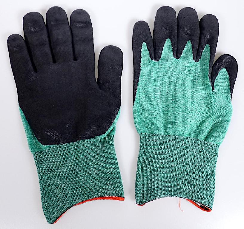 Fingerhandschuhe, sog. Schutzhandschuh, uvex Bamboo TwinFlex xg, in Erwachsenengröße,
Foto siehe Anlage,
- die Ware wird durch ein abweichend von der Einfuhrware beschichtetes Warenmuster
  veranschaulicht,
- als Fünffingerhandschuhe gearbeitet,
- aus bis zu ca. 1,2 mm dicken, buntgewirkten Gewirken aus laut Antrag 30 % HPPE (= High
  Performance Polyethylen) und 25 % Polyamid (beides synthetische Chemiefasern) sowie
  30 % Bambusfasern (künstliche Chemiefasern) und 15 % Metallfäden (laut Antrag Stahl),
- mit einer gerippt gewirkten, elastischen Stulpe,
- am unteren Rand abgepasst gewirkt,
- die Spinnstoffe herrschen nach dem Gewicht gegenüber den Metallfasern vor, sie bestimmen
  somit den Charakter der Ware.

"Fingerhandschuhe, aus Gewirken, andere als in der Unterposition 6116 10 genannte, aus
 synthetischen Chemiefasern"