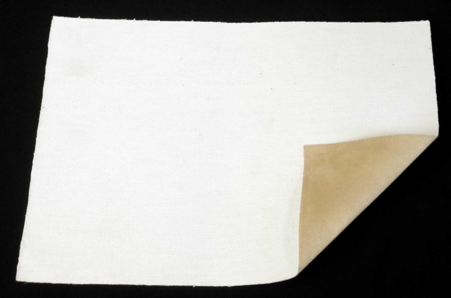 Textillaminat, Foto siehe Anlage,
- als Meterware, laut Antrag mit einer Breite von 140 cm,
- laut Untersuchungsergebnis:
-- aus zwei mit ihrer ganzen Fläche aufeinander liegenden und so miteinander durch Kleben verbundenen Lagen: 
--- mit einer Oberlage (Schauseite):
---- aus einem geschmirgelten, buntgewebten Gewebe in Atlasbindung aus ungezwirnten, nicht hochfesten Garnen,
---- mit Kettgarnen aus synthetischen Filamenten (aus laut Antrag Polyester),
---- mit Schussgarnen aus dickeren synthetischen Filamenten und dünnen synthetischen Mikro-Spinnfasern (aus   
      laut Antrag Polyester),
---- mit einem Gesamtanteil an:
----- synthetischen Filamenten von ca. 60 GHT,
----- synthetischen Spinnfasern von ca. 40 GHT,
--- mit einer Unterlage:
---- aus einem einfarbigen Gewebe in Köperbindung aus laut Antrag Baumwolle,
- insbesondere im Hinblick auf die Verwendung verleiht das die Schauseite bildende Gewebe der Ware ihren 
  wesentlichen Charakter.

"Gewebe aus Garnen aus synthetischen Filamenten, anderes als in den Unterpositionen 5407 10 bis 5407 84
 genannte, buntgewebt"