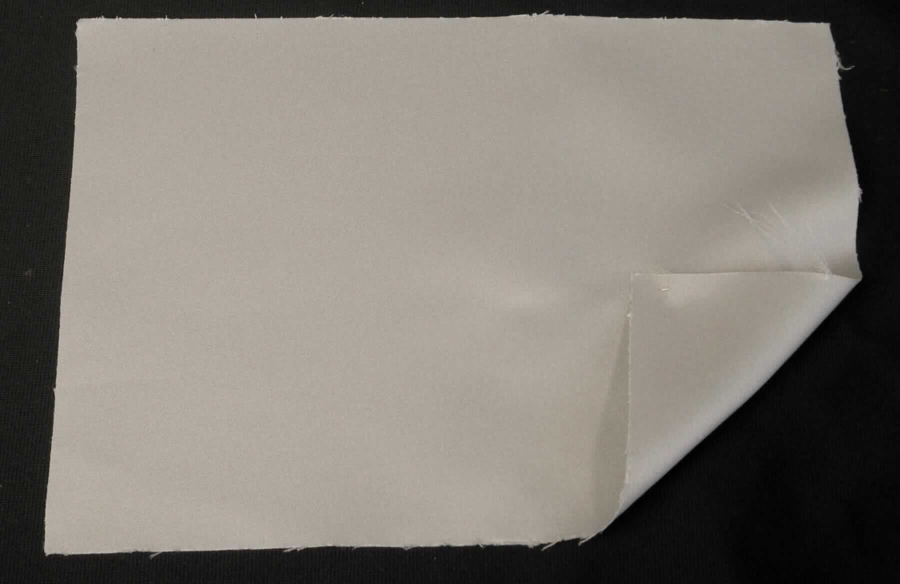 Gewebe, Foto siehe Anlage,
- als Meterware, laut Antrag mit einer Breite von 140 cm,
- laut Untersuchungsergebnis:
-- aus ungezwirnten, nicht hochfesten Garnen aus texturierten, synthetischen Filamenten (laut Antrag aus 
   Polyester),
-- gefärbt,
-- in Musterbindung.

"Gewebe aus Garnen aus synthetischen Filamenten, anderes als in den Unterpositionen 5407 10 bis 5407 44 
 genannte, mit einem Anteil an texturierten Polyester-Filamenten von mehr als 85 GHT, gefärbt"
